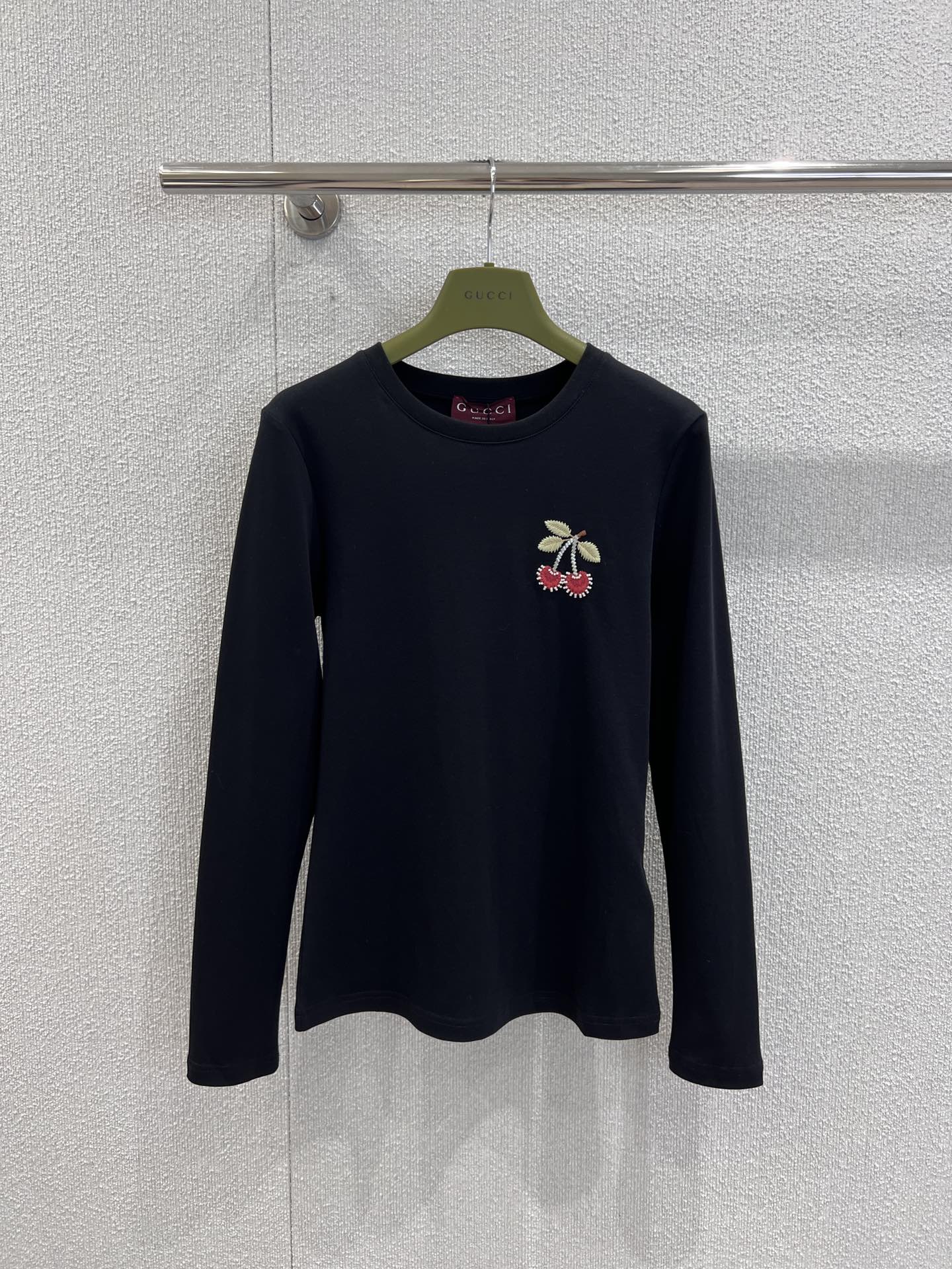 NO:504079,Support replacement Gucc* 25FW early autumn new style cherry embroidered beaded long-sleeved T-shirt | Exclusive high-end production!  Two plump cherries on the chest are presented in three-dimensional embroidery and delicate beads!  Transparent tube beads and beige round beads embroidered with edges, olive green leaf embroidery thread is vivid and lively, and each stitching hides the exquisite temperature of Italian handmade. The slim-fitting tailoring fits the body without any sense of restraint. The long-sleeved design takes into account the needs of seasonal transition and layering. It can be worn alone to interpret simple and light luxury, making the cherry element the finishing touch of the overall shape, integrating playful luxury into every daily moment. S/M/L real-life details pictures, gucci, tees, t-shirt, alexander wang19860909支持换款 Gucc* 25FW早秋新款 樱桃刺绣串珠长袖T恤丨独家高版出品！胸口处两颗饱满樱桃以立体刺绣与细腻串珠交织呈现！透明管珠与米色圆珠点缀边缘,橄榄绿叶片绣线鲜活灵动,每一处针脚都藏着意式手工的精致温度.修身剪裁贴合身形却无束缚感,长袖设计兼顾季节过渡与叠穿需求,可单穿诠释简约轻奢,让樱桃元素成为整体造型的点睛之笔,将俏皮奢华融入每一个日常瞬间.现货发售S/M/L实拍细节图,,gucci,tees，t-shirt,alexander wang,Women's clothing