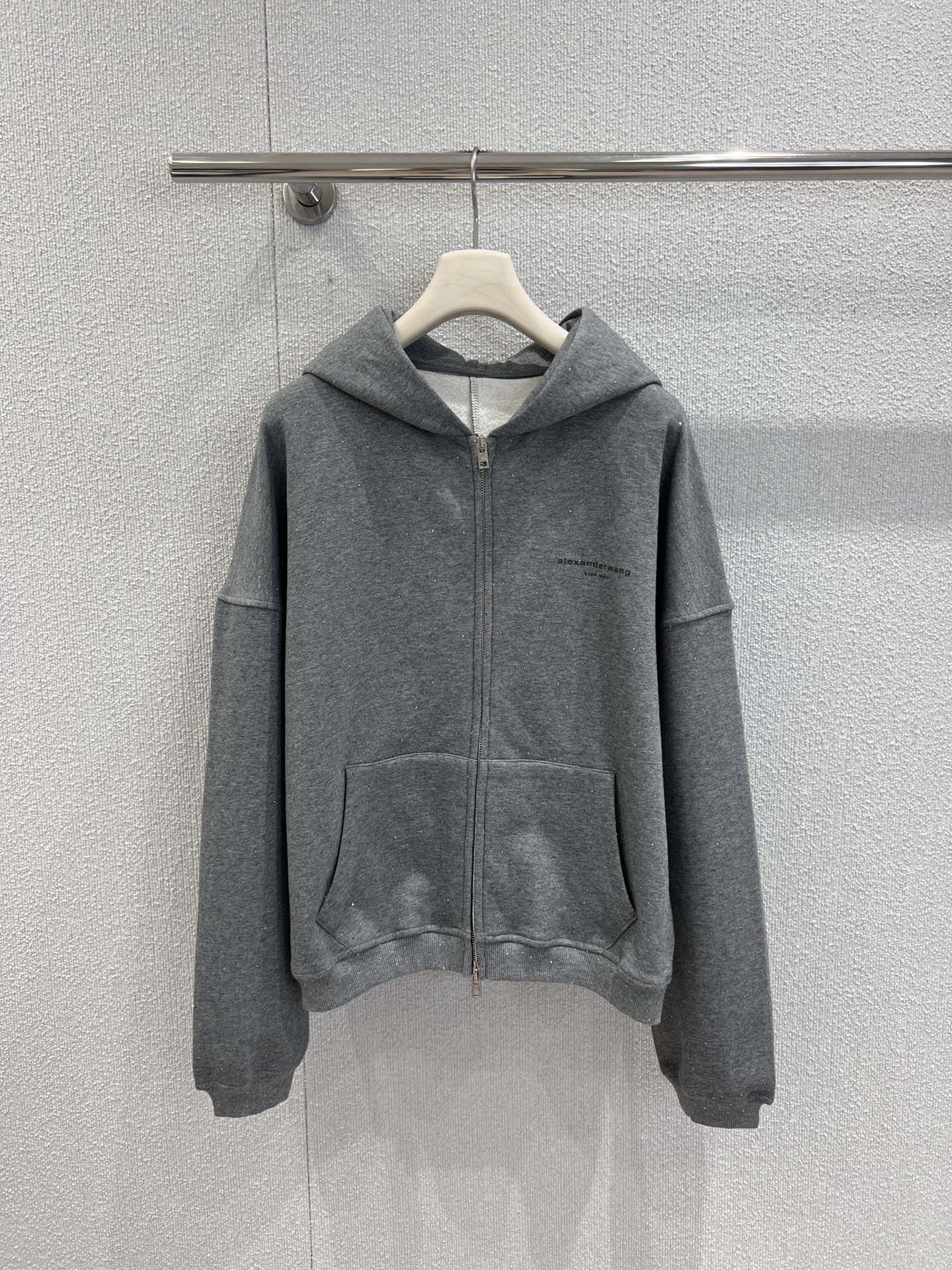 NO:503367,Jacket Pants Support replacement of Alexand*r Wang 25Fw early autumn new style full-diamond zipper hooded sweatshirt jacket + pants set | Exclusive yb development!  High-end production!  The high-end gray main tone has its own texture. The jacket is a hooded zipper style, with a loose fit and a super hidden flesh. The diamonds are decorated in the light, which is exquisite and eye-catching; the matching wide-leg pants are drastically draped, and the same-color diamond decoration echoes the top. The whole set of upper body is casual and luxurious, which easily creates a fashionable and street-burning style~ SML real-life details pictures are available in stock, hoodie, sweatshirts, jackets & coats, hats, alexander wang19860909外套 裤 支持换款Alexand*r Wang 25Fw早秋新款 满钻拉链连帽卫衣外套+裤子套装丨独家yb开发！高版出品！高级灰主调自带质感.外套是连帽拉链款,宽松版型超藏肉,满钻点缀在光线下blingbling,精致又吸睛；配套阔腿裤垂坠感绝,同色钻饰呼应上衣,整套上身,休闲中透着奢华,轻松打造出时髦炸街的造型～现货发售SML实拍细节图,,hoodie,sweatshirts,jackets & coats,hats,alexander wang,Women's clothing