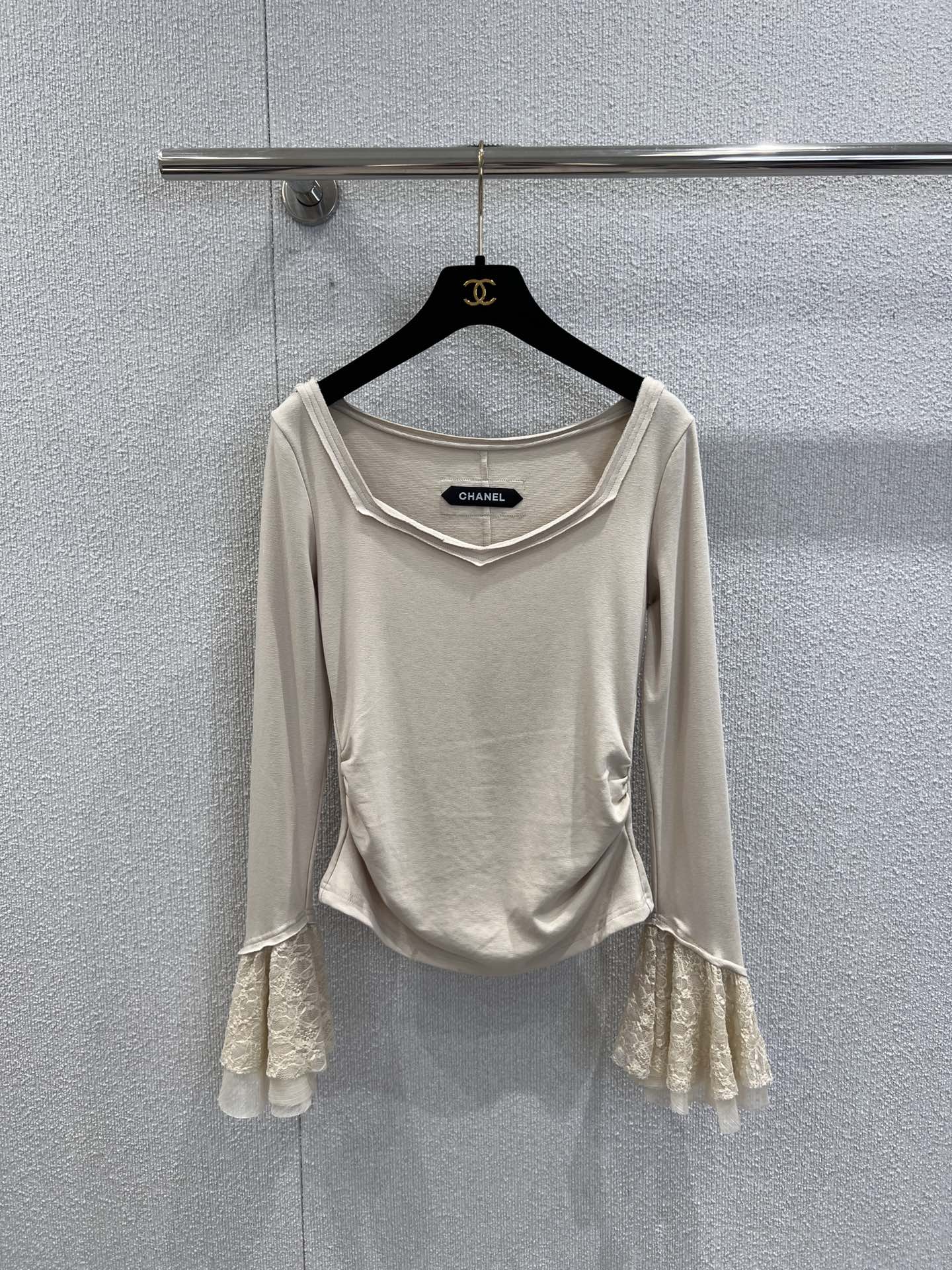 NO:505187,Support for replacement Chane* 25B high-end handicraft workshop series new lace flared sleeve top丨Exclusive high-end production!  This flap-sleeved top becomes a wonderful balance between elegance and sexiness. The slim fit outlines the waistline, and the small V-neck design on the neckline exposes the skin just right; the skin-friendly fabric fits the body but is not tight, the brand logo behind it is low-key to show its identity, the exaggerated flap sleeves are layered with lace and tulle, and every move is full of French style swaying; the lace textures of different colors have their own charm, the beige style is gentle, the purple style is mysterious, and the blue and green style is retro, each one is full of ingenuity in the details. S/M/L real-life details pictures are available in stock, chanel, alexander wang19860909支持换款 Chane* 25B高级手工坊系列新款 蕾丝喇叭袖上衣丨独家高版出品！这件喇叭袖上衣便成了优雅与性感的绝妙平衡.修身版型勾勒腰线,领口的小V领设计恰到好处地露肤；亲肤面料贴合身形却不紧绷,背后的品牌标识低调彰显身份,夸张的喇叭袖层叠着蕾丝与薄纱,举手投足间尽是法式风情的摇曳；不同色彩的蕾丝纹理各有韵味,米白款温柔、紫色款神秘、蓝绿款复古,每一种都在细节里藏满巧思.现货发售S/M/L实拍细节图,,chanel,alexander wang,Women's clothing