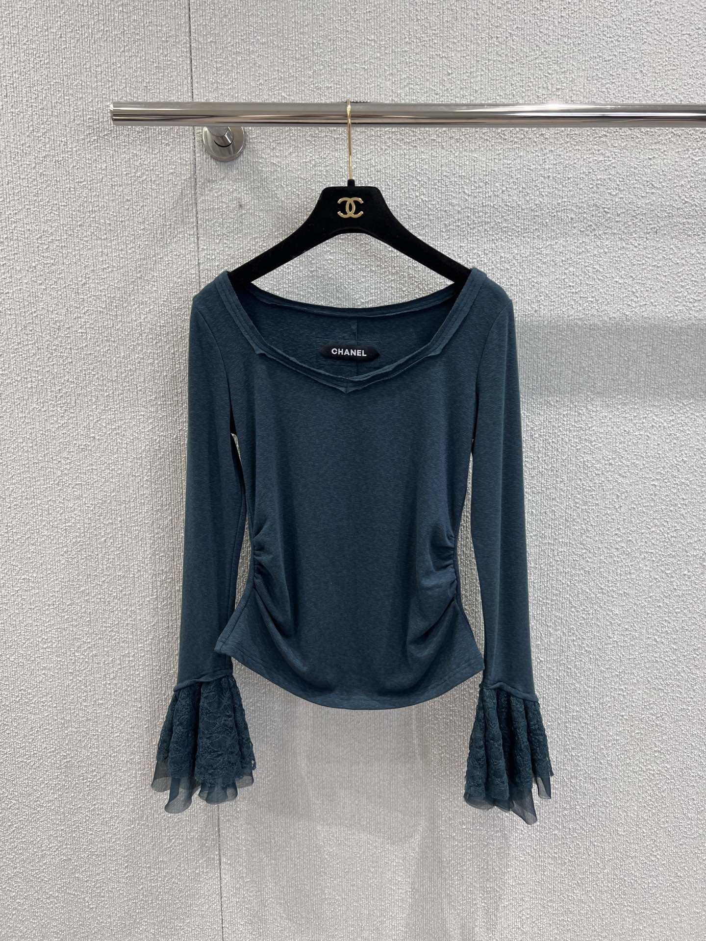 NO:505195,Support for replacement Chane* 25B high-end handicraft workshop series new lace flared sleeve top丨Exclusive high-end production!  This flap-sleeved top becomes a wonderful balance between elegance and sexiness. The slim fit outlines the waistline, and the small V-neck design on the neckline exposes the skin just right; the skin-friendly fabric fits the body but is not tight, the brand logo behind it is low-key to show its identity, the exaggerated flap sleeves are layered with lace and tulle, and every move is full of French style swaying; the lace textures of different colors have their own charm, the beige style is gentle, the purple style is mysterious, and the blue and green style is retro, each one is full of ingenuity in the details. S/M/L real-life details pictures are available in stock, chanel, alexander wang19860909支持换款 Chane* 25B高级手工坊系列新款 蕾丝喇叭袖上衣丨独家高版出品！这件喇叭袖上衣便成了优雅与性感的绝妙平衡.修身版型勾勒腰线,领口的小V领设计恰到好处地露肤；亲肤面料贴合身形却不紧绷,背后的品牌标识低调彰显身份,夸张的喇叭袖层叠着蕾丝与薄纱,举手投足间尽是法式风情的摇曳；不同色彩的蕾丝纹理各有韵味,米白款温柔、紫色款神秘、蓝绿款复古,每一种都在细节里藏满巧思.现货发售S/M/L实拍细节图,,chanel,alexander wang,Women's clothing