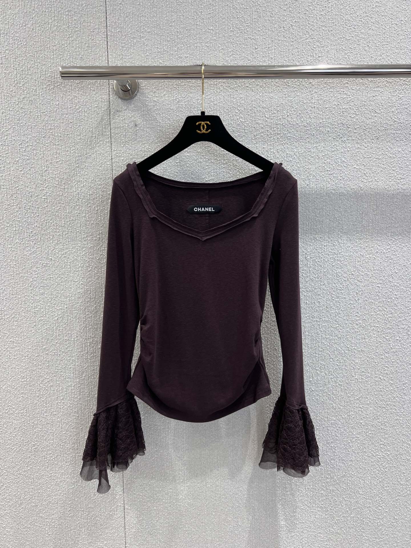 NO:505191,Support for replacement Chane* 25B high-end handicraft workshop series new lace flared sleeve top丨Exclusive high-end production!  This flap-sleeved top becomes a wonderful balance between elegance and sexiness. The slim fit outlines the waistline, and the small V-neck design on the neckline exposes the skin just right; the skin-friendly fabric fits the body but is not tight, the brand logo behind it is low-key to show its identity, the exaggerated flap sleeves are layered with lace and tulle, and every move is full of French style swaying; the lace textures of different colors have their own charm, the beige style is gentle, the purple style is mysterious, and the blue and green style is retro, each one is full of ingenuity in the details. S/M/L real-life details pictures are available in stock, chanel, alexander wang19860909支持换款 Chane* 25B高级手工坊系列新款 蕾丝喇叭袖上衣丨独家高版出品！这件喇叭袖上衣便成了优雅与性感的绝妙平衡.修身版型勾勒腰线,领口的小V领设计恰到好处地露肤；亲肤面料贴合身形却不紧绷,背后的品牌标识低调彰显身份,夸张的喇叭袖层叠着蕾丝与薄纱,举手投足间尽是法式风情的摇曳；不同色彩的蕾丝纹理各有韵味,米白款温柔、紫色款神秘、蓝绿款复古,每一种都在细节里藏满巧思.现货发售S/M/L实拍细节图,,chanel,alexander wang,Women's clothing