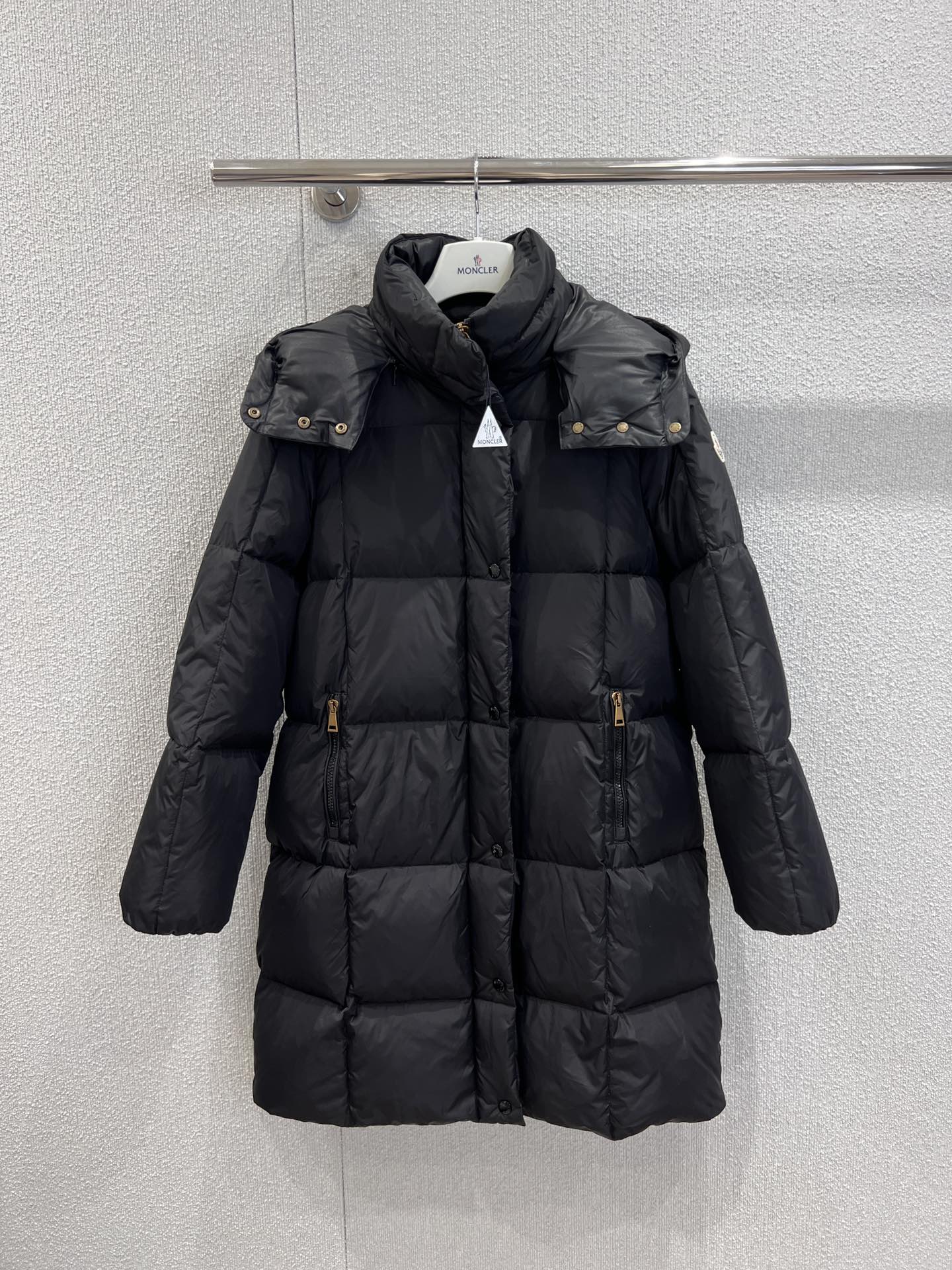 NO:536748,With dust bag Moncle* 25Fw autumn and winter new style, long stand-up collar hooded down jacket丨Exclusive yb development!  High-end production!  The brand's iconic high-density water-resistant fabric is used to effectively resist rain and snow while retaining the matte texture; the stand-up collar outlines the neckline, and the hood adds protection to the outdoor scene, and wears multiple clothes to suit a variety of styles; the metal snap button and zipper double-wind enhance practicality, the brand logo on the sleeves and arms show the identity in a low-key manner, the quilting process of the body is fixed and does not run down, and the inner part is filled with 90 large white goose down, fluffy and temperature locking are full in both dimensions, even in an extremely cold environment of -20℃, the body can still be warm and warm. S/M/L real-life details pictures are available in stock, down jacket, hats, alexander wang19860909配防尘袋 Moncle* 25Fw秋冬新款 长款立领连帽羽绒服丨独家yb开发！高版出品！采用品牌标志性的高密度防泼水面料,在保留哑光质感的同时,有效抵御雨雪侵袭；立领勾勒颈部线条,连帽则为户外场景增添防护,一衣多穿适配多元风格；金属按扣与拉链双门襟提升实用性,袖臂处的品牌徽标低调彰显身份,衣身绗缝工艺既固定羽绒不跑绒,内里填充90大朵白鹅绒,蓬松度与锁温性双维度拉满,即便在-20℃的极寒环境中,仍能让身体时刻萦绕暖煦.现货发售S/M/L实拍细节图,,down jacket,hats,alexander wang,Women's clothing