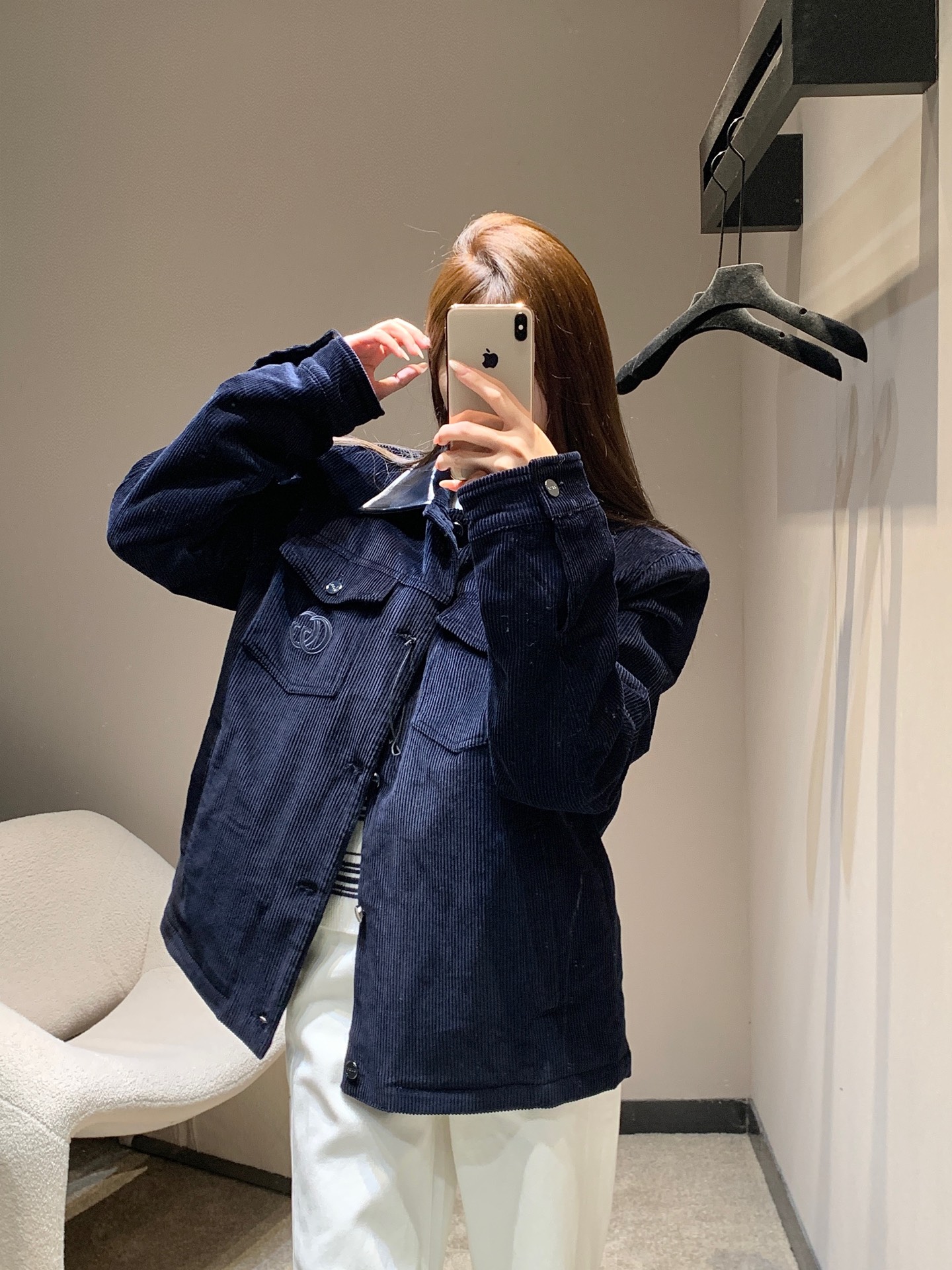 NO:503384,Gucc* 2025 Fw autumn and winter new corduroy leather lapel embroidered jacket | Exclusive yb development!  High-end production!  Deep dark blue cotton corduroy comes with a retro texture, low-key embroidered double G logo on the chest hidden brand genes, quilted lining combines warmth and styling, can be worn with white T inside to create a casual and cool style, or layered with a turtleneck sweater to interpret French elegance, from daily commuting to light luxury parties, it can become the focus. SML is available in stock, gucci, jackets & coats, jackets & coats, alexander wang19860909Gucc* 2025 Fw秋冬新款 灯芯绒皮质翻领刺绣夹克外套丨独家yb开发！高版出品！深邃藏蓝色棉质灯芯绒自带复古肌理,胸口低调刺绣双G徽标暗藏品牌基因,绗缝衬里兼顾保暖与造型感,可内搭白T打造随性酷飒风,或叠穿高领针织衫演绎法式优雅,从日常通勤到轻奢派对皆能成为焦点.现货发售SML,,gucci,jackets & coats,jackets & coats,alexander wang,Women's clothing