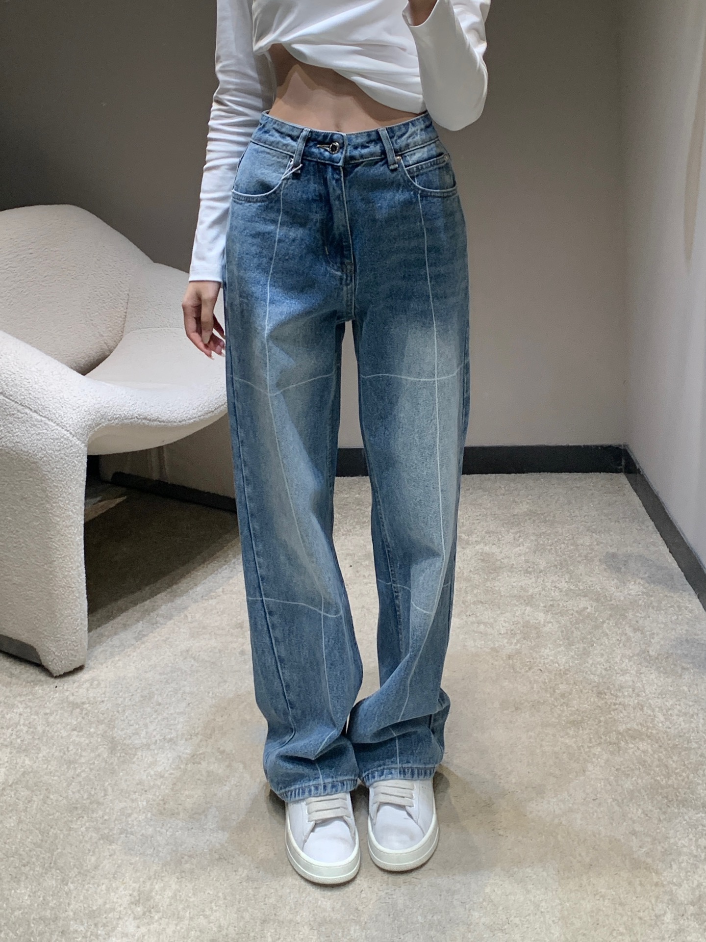 NO:503350,Alexand*r Wang 25Fw early autumn new style, crease straight jeans trousers | Exclusive high-end production!  This jean trousers is a perfect fusion of fashion and comfort. Classic denim blue has a retro texture, and the unique white line splicing design breaks the monotony and adds geometric aesthetics and personality tone. The high-waisted version easily improves the waistline, optimizes the body proportions, and the loose trouser legs can not only accommodate various leg shapes, but also create a casual and free atmosphere, showing laziness and freedom while walking. Whether it is paired with a simple top to create a daily casual style or a combination of personalized fashion products, it can easily become the highlight of the styling, interpreting the cool and avant-garde AW brand. SML is available in stock, alexander wang19860909Alexand*r Wang 25Fw早秋新款 折痕直筒牛仔长裤丨独家高版出品！这款牛仔长裤,是时尚与舒适的完美融合.经典牛仔蓝自带复古质感,独特的白色线条拼接设计,打破单调,增添了几何美学与个性腔调.高腰版型轻松提升腰线,优化身材比例,宽松的裤腿剪裁,既能包容各种腿型,又营造出随性洒脱的氛围感,行走间尽显慵懒自在,无论是搭配简约上衣打造日常休闲风,还是与个性潮品组合出街,都能轻松成为造型亮点,诠释出AW品牌一贯的酷飒与前卫.现货发售SML,,alexander wang,Women's clothing