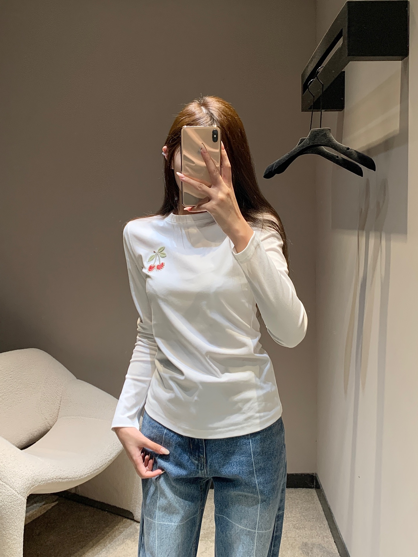 NO:504077,Gucc* 25FW early autumn new style cherry embroidered beaded long-sleeved T-shirt丨Exclusive high-end production!  Two plump cherries on the chest are presented in three-dimensional embroidery and delicate beads!  Transparent tube beads and beige round beads embroidered with edges, olive green leaf embroidery thread is vivid and flexible, and each stitching hides the exquisite temperature of Italian handmade. The slim-fitting tailoring fits the body without any restraint. The long-sleeved design takes into account the needs of seasonal transition and layering. It can be worn alone to interpret simple and light luxury, making the cherry element the finishing touch of the overall shape, integrating playful luxury into every daily moment. S/M/L on sale in stock, gucci,tees, t-shirt, alexander wang19860909Gucc* 25FW早秋新款 樱桃刺绣串珠长袖T恤丨独家高版出品！胸口处两颗饱满樱桃以立体刺绣与细腻串珠交织呈现！透明管珠与米色圆珠点缀边缘,橄榄绿叶片绣线鲜活灵动,每一处针脚都藏着意式手工的精致温度.修身剪裁贴合身形却无束缚感,长袖设计兼顾季节过渡与叠穿需求,可单穿诠释简约轻奢,让樱桃元素成为整体造型的点睛之笔,将俏皮奢华融入每一个日常瞬间.现货发售S/M/L,,gucci,tees，t-shirt,alexander wang,Women's clothing