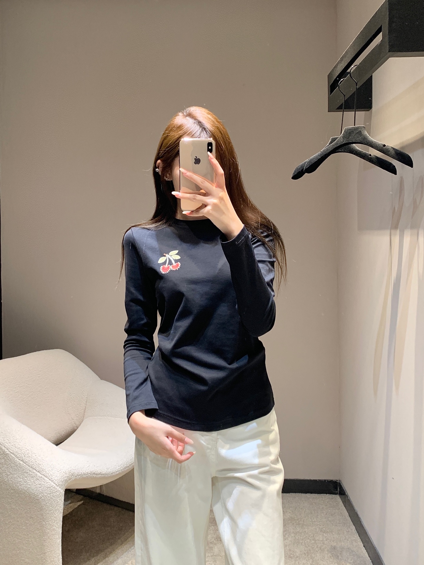 NO:504081,Gucc* 25FW early autumn new style cherry embroidered beaded long-sleeved T-shirt丨Exclusive high-end production!  Two plump cherries on the chest are presented in three-dimensional embroidery and delicate beads!  Transparent tube beads and beige round beads embroidered with edges, olive green leaf embroidery thread is vivid and flexible, and each stitching hides the exquisite temperature of Italian handmade. The slim-fitting tailoring fits the body without any restraint. The long-sleeved design takes into account the needs of seasonal transition and layering. It can be worn alone to interpret simple and light luxury, making the cherry element the finishing touch of the overall shape, integrating playful luxury into every daily moment. S/M/L on sale in stock, gucci,tees, t-shirt, alexander wang19860909Gucc* 25FW早秋新款 樱桃刺绣串珠长袖T恤丨独家高版出品！胸口处两颗饱满樱桃以立体刺绣与细腻串珠交织呈现！透明管珠与米色圆珠点缀边缘,橄榄绿叶片绣线鲜活灵动,每一处针脚都藏着意式手工的精致温度.修身剪裁贴合身形却无束缚感,长袖设计兼顾季节过渡与叠穿需求,可单穿诠释简约轻奢,让樱桃元素成为整体造型的点睛之笔,将俏皮奢华融入每一个日常瞬间.现货发售S/M/L,,gucci,tees，t-shirt,alexander wang,Women's clothing