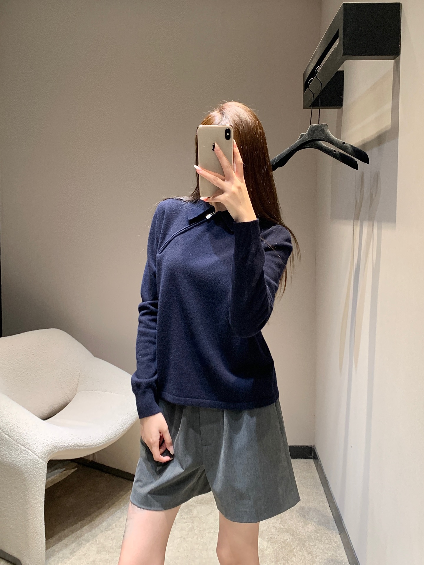 NO:505186,Miumi* 25Fw early autumn new style, oblique zippered cashmere knitted Polo shirt丨Exclusive yb development!  High-end production!  Breaking the conventional oblique zipper design, injecting punk into the classic Polo shirt, the well-being of the Polo collar and the rebellious zipper collide to create a unique spark; the fine cashmere is selected, with a soft and skin-friendly touch, warm and high-end sense, and the navy blue tone has a calm temperament, which is the texture of the autumn and winter wardrobe. S/M/L, miumiu, alexander wang19860909Miumi* 25Fw早秋新款 斜拉链山羊绒针织Polo衫丨独家yb开发！高版出品！打破常规的斜向拉链设计,为经典Polo衫注入朋克感,Polo领的乖巧与拉链的叛逆碰撞出独特火花；精选细腻山羊绒,触感软糯亲肤,保暖性与高级感兼具,藏蓝色调自带沉静气质,是秋冬衣橱的质感担当.现货发售S/M/L,,miumiu,alexander wang,Women's clothing