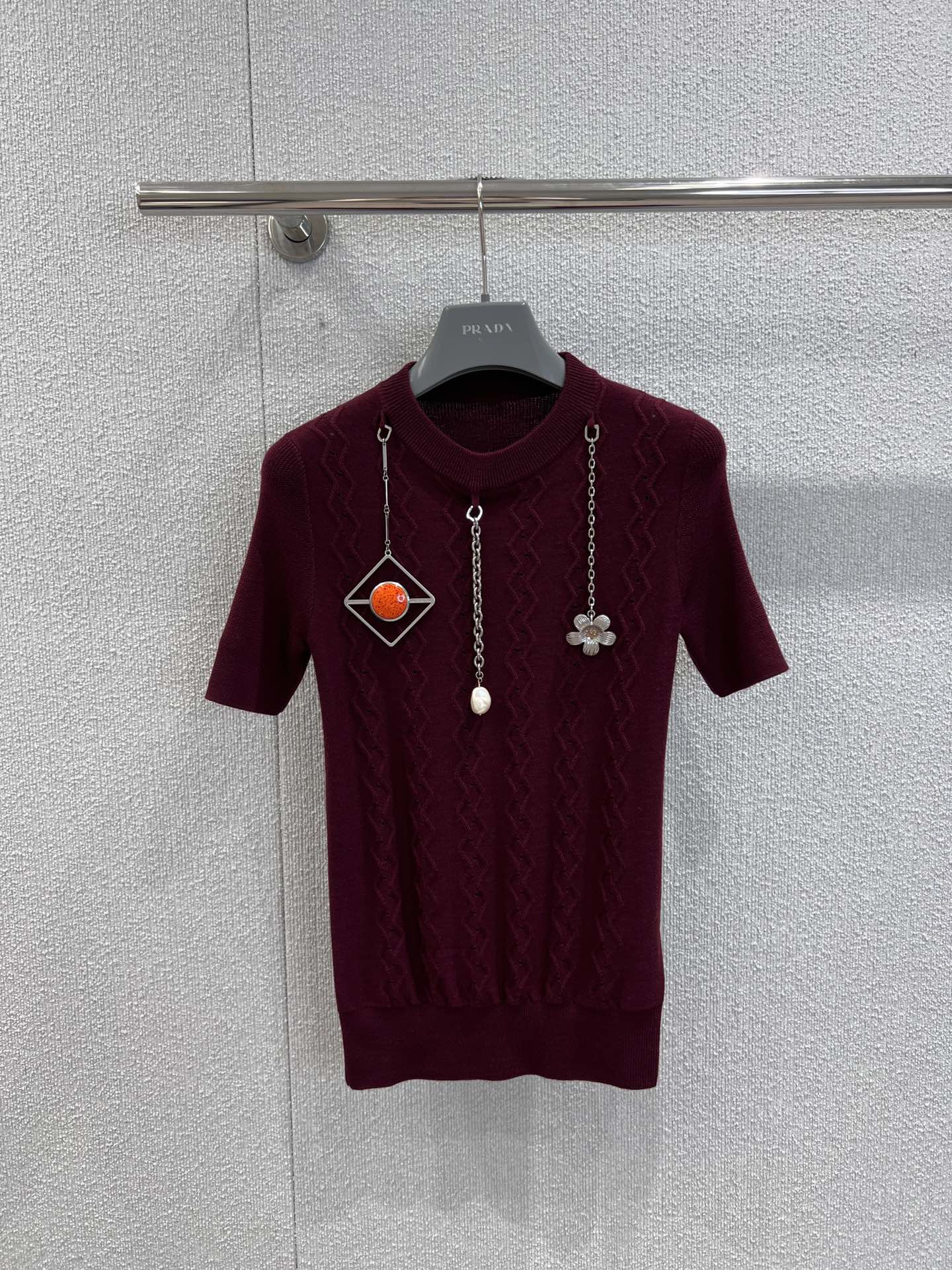 NO:504080,Support for replacement Prad* 25Fw early autumn new style short pendant short sleeve wool knitted sweater丨Exclusive yb development!  High-end production!  One of the most designed items this season. Based on the knitted fabric, a variety of metal chain pendants are innovatively matched with geometric shapes, flower shapes and pearl shapes. These pendants are connected to the sweater through chains, adding a strong sense of avant-garde art to the overall shape and breaking the monotony of traditional knitted sweaters. S/M/L real-life details pictures are available in stock, prada, sweaters, T-shirt, alexander wang19860909支持换款 Prad* 25Fw早秋新款 短款吊坠短袖羊毛针织毛衣丨独家yb开发！高版出品！本季极具设计感的单品之一.在针织面料的基础上,创新性地搭配了多组金属链条吊坠装饰,包括几何造型、花朵造型以及珍珠造型的吊坠,这些吊坠通过链条与毛衣连接,为整体造型增添了强烈的前卫艺术感,打破了传统针织毛衣的单调感.现货发售S/M/L实拍细节图,,prada,sweaters,T-shirt,alexander wang,Women's clothing