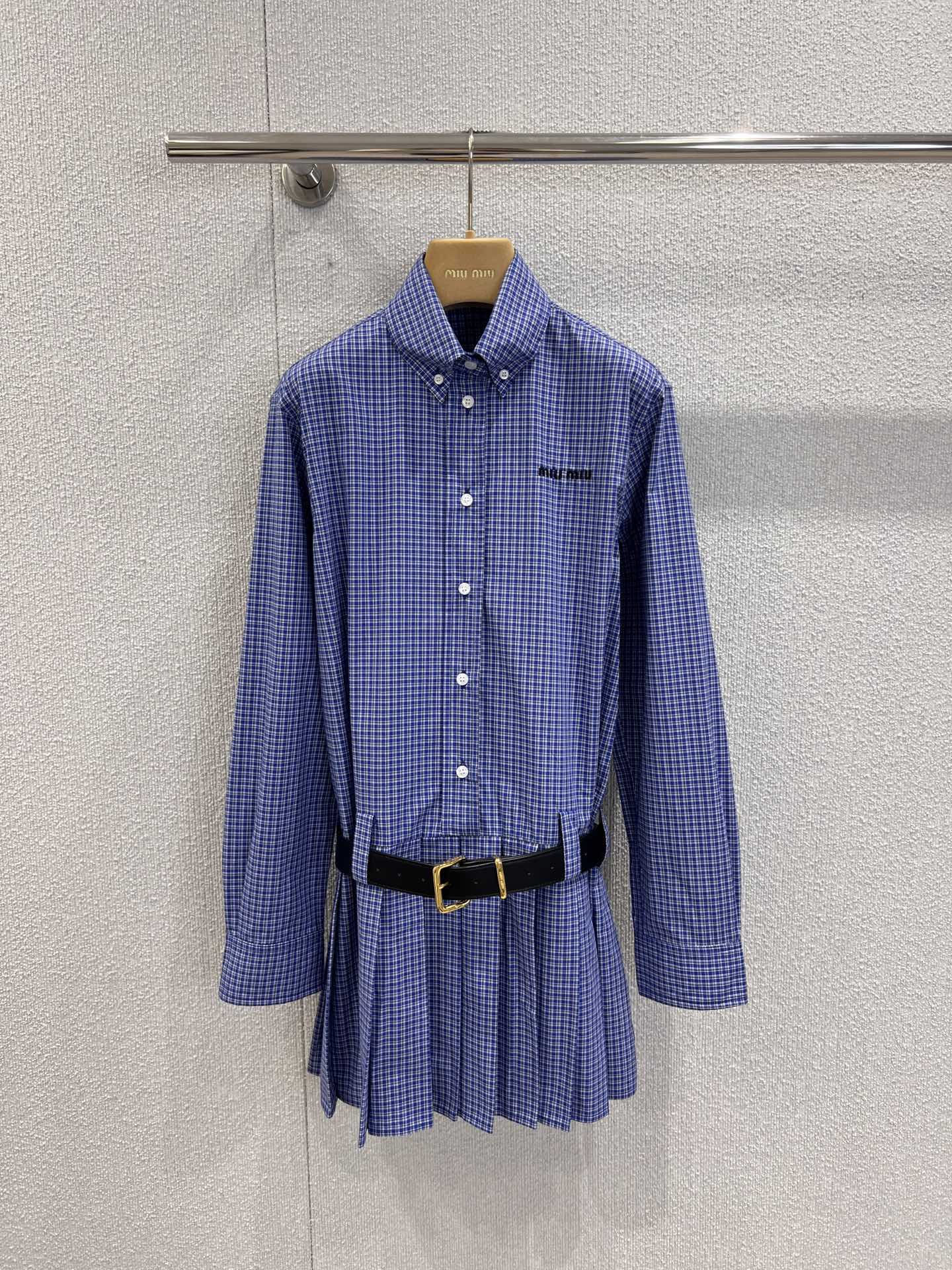 NO:504076,Support replacement MiuMi* 25Fw early autumn new style plaid waist-hugging shirt dress (belt)丨Exclusive yb development!  High-end production!  Using classic blue and white plaid elements, the neckline is button-style design, and the chest is embroidered with brand logo. The overall cut is neat and girlish. It combines the neat style of the shirt and the sweet style of the pleated skirt. The black belt at the waist is paired with gold buckles, which emphasizes the waistline while adding a retro luxury. S/M/L real-life details pictures, miumiu, skirts, shirts, alexander wang19860909支持换款 MiuMi* 25Fw早秋新款 格纹收腰衬衫式连衣裙（配腰带）丨独家yb开发！高版出品！采用经典蓝白格纹元素,领口为纽扣式设计,胸前有品牌标识刺绣,整体剪裁利落又不失少女感,融合衬衫的利落版型与百褶裙的甜美风格,腰间黑色腰带搭配金色扣具,强调腰线的同时增添复古奢华感.现货发售S/M/L实拍细节图,,miumiu,skirts,shirts,alexander wang,Women's clothing