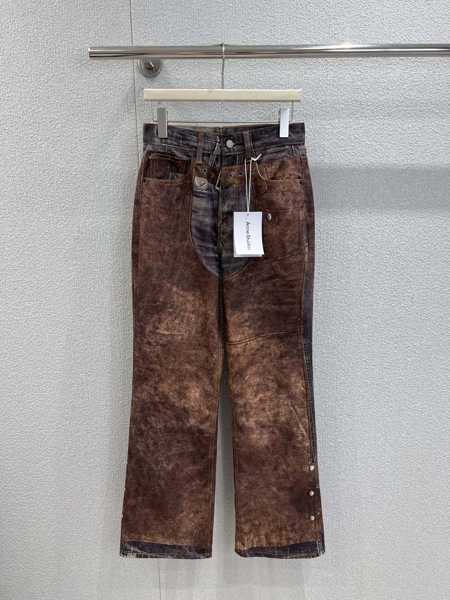 NO:504067,Support replacement Acne Studio*s 25FW early autumn new model tome print mid-waist loose straight jean trousers | Exclusive yb development!  High-end production!  The same style for men and women, with the tomega print of old denim and retro leather as the core, the texture and colors of the two materials are seamlessly integrated. The metal buckle on the front adds a cool layer, the zipper and rivet design of the trouser legs hide the punk gene, and the lace elements of the back waist inject a hint of retro romance into the whole. Wear the denim into a salty and sweet art item. On sale in stock 42/44/46/48 real-time details, acne studios, alexander wang19860909支持换款 Acne Studi*s 25FW早秋新款 错视印花中腰宽松直筒牛仔长裤丨独家yb开发！高版出品！男女同款,以做旧牛仔与复古皮革的错视印花为核心,将两种材质的纹理、色泽天衣无缝地融合,前襟金属扣带增添酷感层次,裤脚的拉链与铆钉设计暗藏朋克基因,后腰的系带元素则为整体注入一丝复古浪漫.把牛仔穿成可盐可甜的艺术单品.现货发售42/44/46/48实拍细节图,,acne studios,alexander wang,Women's clothing