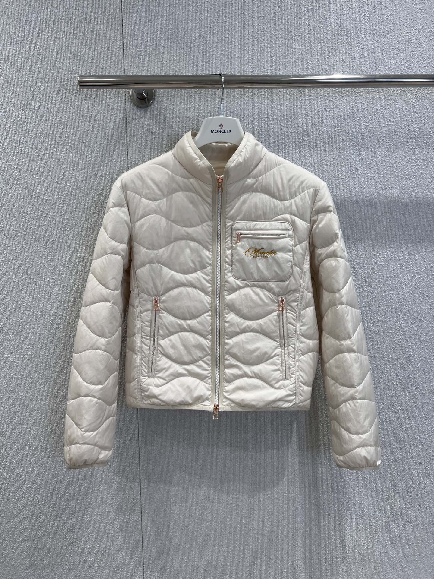 NO:504063,With dust bag Moncle* 25FW autumn and winter new style, light and short zippered down jacket jacket | Exclusive yb development!  High-end production!  Lightweight, luxurious and warm, and the shape is renewed with the season!  The neat design of the zipper opening and closing, and the collar shape can not only resist the invasion of cold wind, but also visually cleverly stretch the body proportions. The quilted texture is not only the finishing touch of aesthetics, but also makes the down evenly distributed, keep warm and without blind spots, while creating a layered three-dimensional feeling. S/M/L real-life details pictures on sale in stock, jackets & coats, jackets & coats, down jacket, alexander wang19860909配防尘袋 Moncle* 25FW秋冬新款 轻薄短款拉链羽绒服夹克外套丨独家yb开发！高版出品！轻量奢暖,型格随季焕新！拉链开合的利落设计,搭配立领造型,既能抵御冷风侵袭,又在视觉上巧妙拉伸身材比例.绗缝纹理不仅是美学的点睛之笔,更让羽绒分布均匀,保暖无死角的同时,塑造出富有层次的立体感.现货发售S/M/L实拍细节图,,jackets & coats,jackets & coats,down jacket,alexander wang,Women's clothing