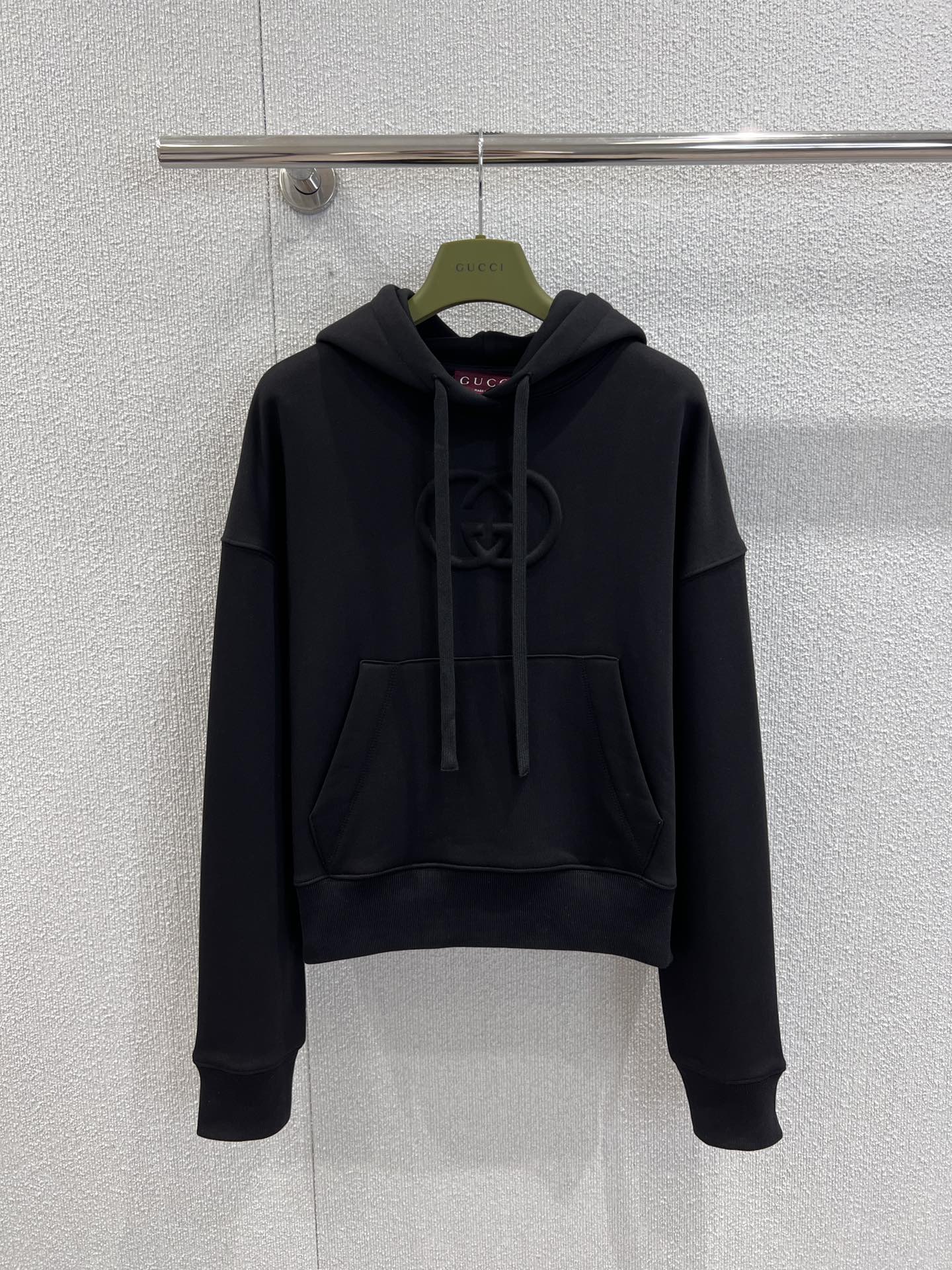 NO:505201,Support replacement Gucc* 25FW autumn and winter new logo embossed hooded sweatshirt丨Exclusive yb development!  High-end production!  The double G embossed on the chest is low-key and eye-catching. It is the brand's identity logo without exaggeration. The loose hooded version is suitable for all figures. The soft and skin-friendly fabrics combine comfort and cleverness. It has no sense of restraint in daily wear, but the texture is far better than ordinary casual sweatshirts. S/M/L real-life details pictures are available in stock, gucci, hoodie, sweatshirts, hats, alexander wang19860909支持换款 Gucc* 25FW秋冬新款 logo压花连帽卫衣丨独家yb开发！高版出品！胸前的双G压花低调又醒目,是品牌的身份标识,无需浮夸点缀,宽松连帽版型适配各种身材,柔软亲肤的面料兼顾舒适与挺括,日常穿着毫无束缚感,却在质感上远超普通休闲卫衣.现货发售S/M/L实拍细节图,,gucci,hoodie,sweatshirts,hats,alexander wang,Women's clothing