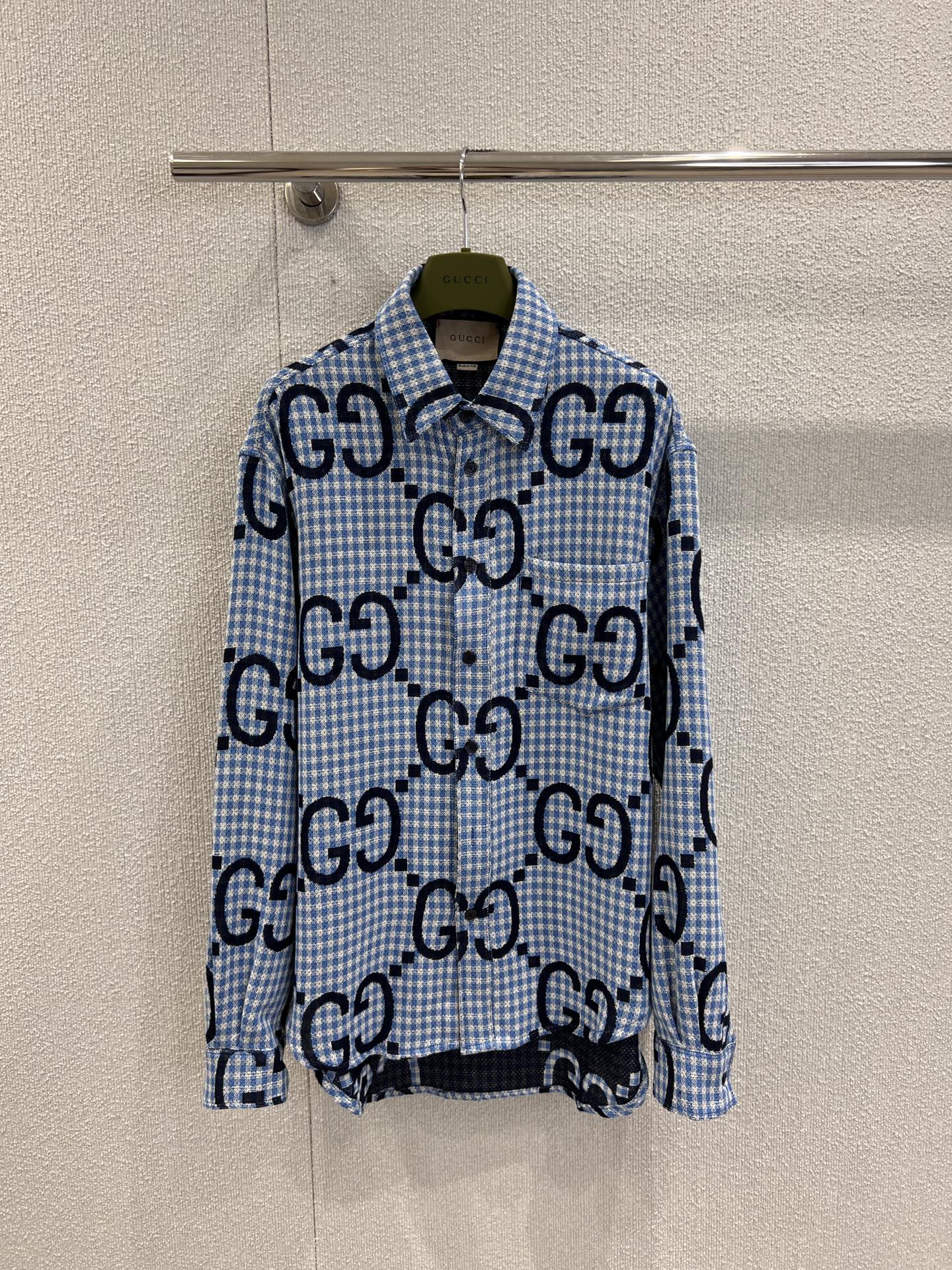 NO:504072,Support replacement Gucc* 25FW early autumn new model haze blue fine plaid long-sleeved shirt丨Exclusive high-end production!  Customized double G jacquard fabric, cotton and linen material, high-quality plaid cut, front button placket, pointed collar collar design, front chest patch pocket, blue jacquard pattern effect in the inner lining, short front and long rear style design, same style for men and women, real details for S/M/L on sale, gucci,shirts,alexander wang19860909支持换款 Gucc* 25FW早秋新款 雾霾蓝细格纹长袖衬衫丨独家高版出品！定制满身双G提花面料,棉麻材质,高品质对格剪裁,正面纽扣门襟,尖领衣领设计,前胸贴布口袋 ,内里蓝色提花花纹效果,前短后长版型设计 男女同款 现货发售S/M/L实拍细节图,,gucci,shirts,alexander wang,Women's clothing