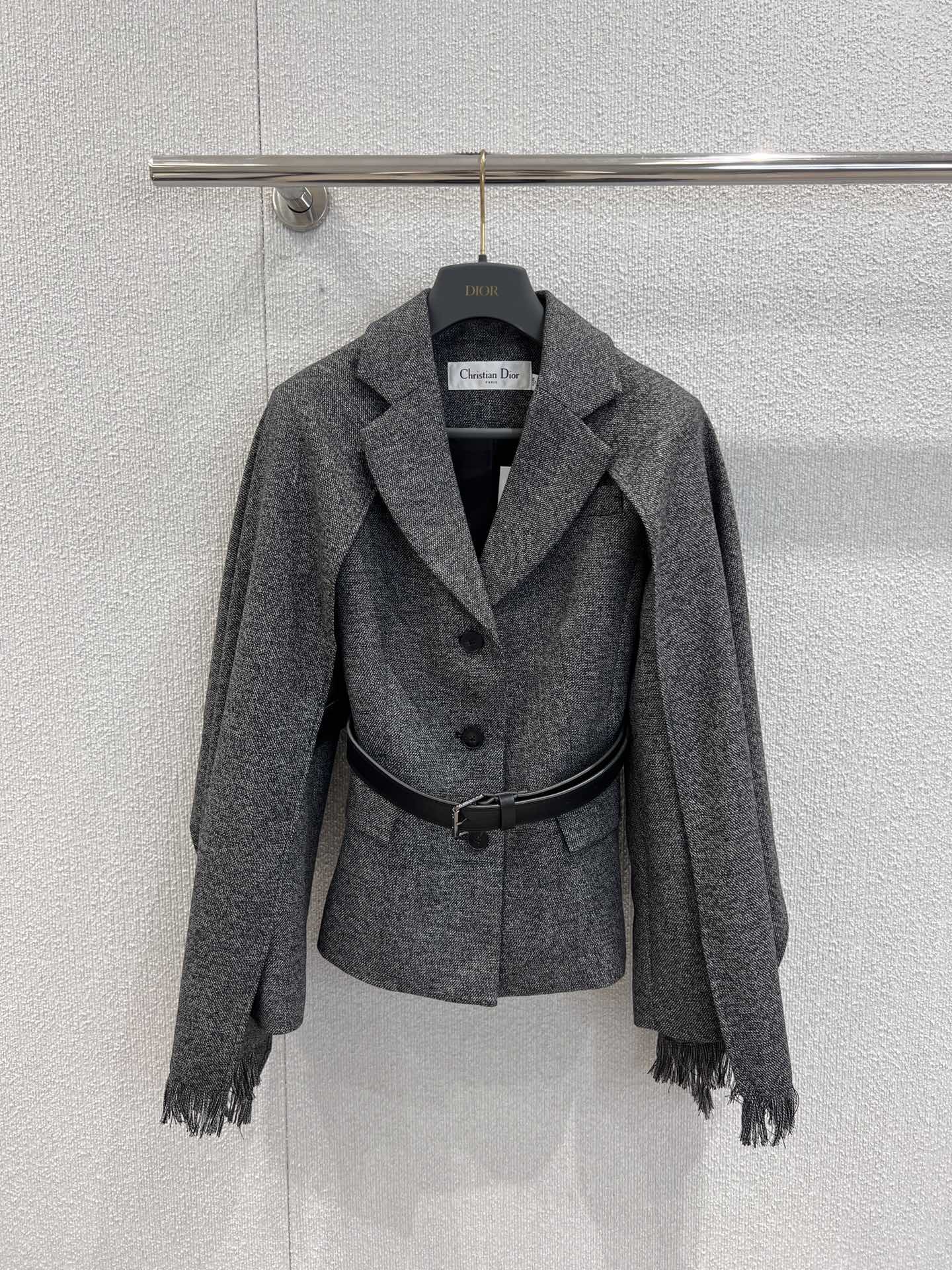 NO:504085,Support replacement Dio* 25Fw early autumn new style, multi-wear belt shawl wool coat | Exclusive yb development!  High-end production!  One piece unlocks N high-end styles, detachable shawl + scarf + belt design, woolen texture and tailoring, delicate tweed fabric comes with high-end texture, classic suit collar + waist-closing tailoring, mid-length length is friendly to all body shapes, commuting and socializing can hold the scene. S/M/L real-life details pictures, dior, jackets & coats, business suit, shawls, alexander wang19860909支持换款 Dio* 25Fw早秋新款 多穿法腰带披肩羊毛呢外套丨独家yb开发！高版出品！一件解锁N种高定风格,可拆披肩+围脖+腰带设计,毛呢质感与剪裁,细腻的花呢面料自带高级肌理,经典西装领+收腰剪裁,中长款长度对各种身材友好,通勤、社交皆能hold住场面.现货发售S/M/L实拍细节图,,dior,jackets & coats,business suit,shawls,alexander wang,Women's clothing