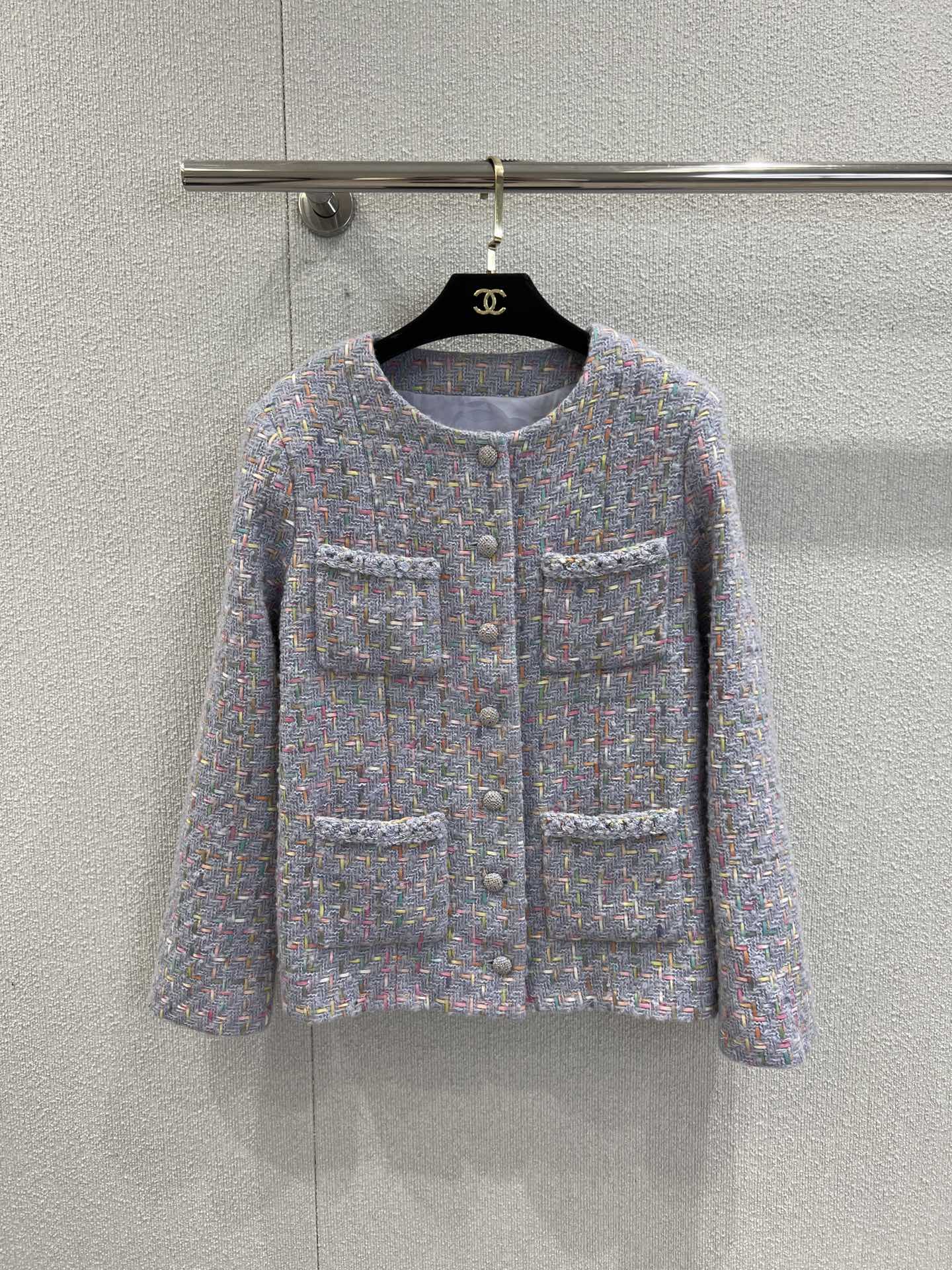 NO:504169,Support replacement Chane* 25B high-end handicraft workshop series new single-breasted purple tweed jacket | Exclusive yb development!  High-end production!  Selected mixed-color tweed, with lilac as the base, interwoven fine glitter threads such as powder, blue, gold, etc., presenting a rich dream texture under the light. Multi-pocket layout + metal texture buttons are the classic inheritance of the brand genes; loose but not bloated tailoring is friendly to all kinds of figures, and has a sense of comfort and high-end. The perfect fusion of French elegance and romanticism. S/M/L real-life details pictures are available in stock, chanel, jackets & coats, alexander wang19860909支持换款 Chane* 25B高级手工坊系列新款 单排扣紫色粗花呢外套丨独家yb开发！高版出品！精选混色粗花呢,以淡紫色为基底,交织粉、蓝、金等细闪丝线,在光线下呈现层次丰富的梦幻质感,多口袋布局+金属质感纽扣,是品牌基因的经典传承；宽松却不臃肿的剪裁,对各种身材友好,兼具舒适与高级感.法式优雅与浪漫主义的完美融合.现货发售S/M/L实拍细节图,,chanel,jackets & coats,alexander wang,Women's clothing