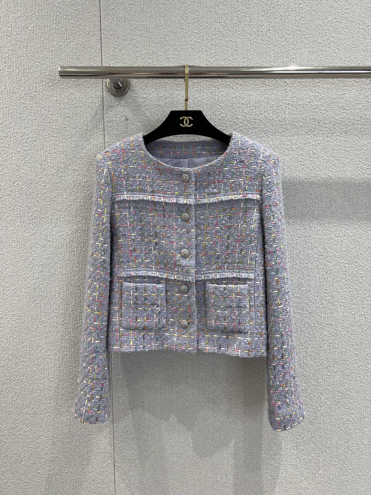 NO:504171,Jacket Skirt Supports Change of Chane* 25B Premium Handicraft Series New Purple Tweed Jacket + Skirt Set | Exclusive YB Development!  High-end production!  Selected mixed color tweed, lilac base interwoven fine glitter threads such as powder, gold, white, etc., such as the light and shadow rhythm of Provence lavender fields, the iconic round neck, multi-pocket layout + metal buttons are the classic inheritance of the brand genes; the skirt adopts layered tailoring, which perfectly echoes the sense of lines of the jacket. The whole set of shapes not only shows the waistline but also hides the flesh, which is friendly to all kinds of figures. S/M/L real photos are available in stock, chanel, skirts, jackets & coats, alexander wang19860909外套 半裙支持换款 Chane* 25B高级手工坊系列新款 紫色粗花呢外套+半裙套装丨独家yb开发！高版出品！精选混色粗花呢,淡紫色基底交织粉、金、白等细闪丝线,如普罗旺斯薰衣草田的光影律动,标志性圆领,多口袋布局+金属纽扣是品牌基因的经典传承；半裙采用分层式剪裁,与外套的线条感完美呼应,整套造型既显腰线又藏肉,对各种身材友好.现货发售S/M/L实拍细节图,,chanel,skirts,jackets & coats,alexander wang,Women's clothing