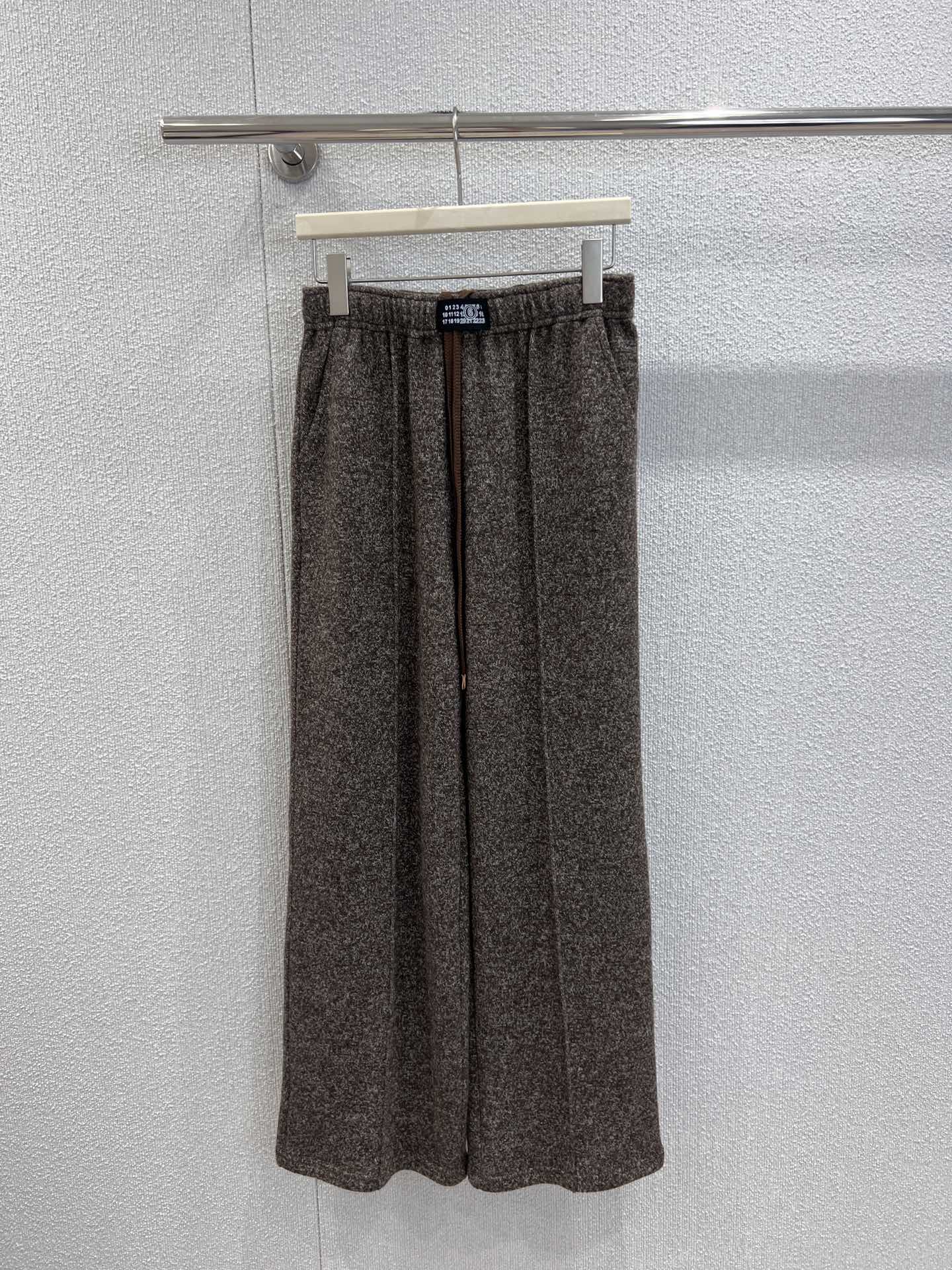 NO:506831,Support replacement Maison Margiela 25Fw early autumn new style contrast printing drawstring elastic waist casual trousers | Exclusive high-end production!  Mixed-color knitted fabrics are made of dark gray and brown gray. The elastic waist + drawstring design is Margiela's casual language, and the brand logo label at the waist is a low-key annotation of deconstructing aesthetics - there is no exaggerated logo, but it anchors the high-end identity with minimal details. The wide-leg silhouette is full of drape, and the texture and wrinkle levels of the fabric during walking make 'lazy' and 'high-end' into a unique style tone. S/M/L real-life details pictures are available in stock, alexander wang19860909支持换款 Maison Margiela 25Fw早秋新款 撞色印花抽绳松紧腰休闲长裤丨独家高版出品！选用混色针织面料,深灰、棕灰双色自带质感肌理；松紧腰+抽绳设计是Margiela的随性语言,裤腰处的品牌标识标签则是解构美学的低调注解——没有浮夸的Logo,却以极简细节锚定高奢身份.阔腿廓形垂坠感拉满,行走间面料的纹理与褶皱层次,把“慵懒”与“高级”揉成了独一份的风格腔调.现货发售S/M/L实拍细节图,,alexander wang,Women's clothing