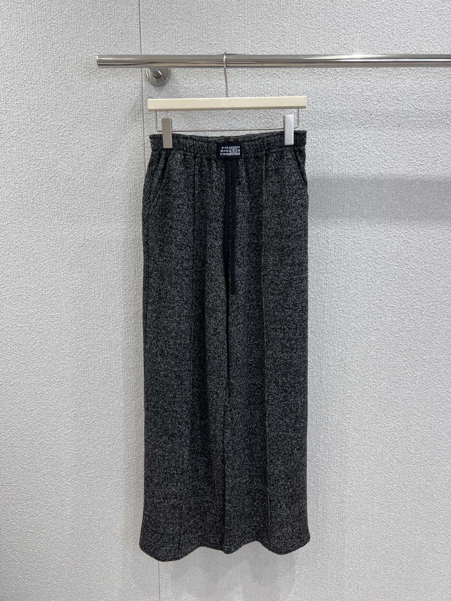 NO:506841,Support replacement Maison Margiela 25Fw early autumn new style contrast printing drawstring elastic waist casual trousers | Exclusive high-end production!  Mixed-color knitted fabrics are made of dark gray and brown gray. The elastic waist + drawstring design is Margiela's casual language, and the brand logo label at the waist is a low-key annotation of deconstructing aesthetics - there is no exaggerated logo, but it anchors the high-end identity with minimal details. The wide-leg silhouette is full of drape, and the texture and wrinkle levels of the fabric during walking make 'lazy' and 'high-end' into a unique style tone. S/M/L real-life details pictures are available in stock, alexander wang19860909支持换款 Maison Margiela 25Fw早秋新款 撞色印花抽绳松紧腰休闲长裤丨独家高版出品！选用混色针织面料,深灰、棕灰双色自带质感肌理；松紧腰+抽绳设计是Margiela的随性语言,裤腰处的品牌标识标签则是解构美学的低调注解——没有浮夸的Logo,却以极简细节锚定高奢身份.阔腿廓形垂坠感拉满,行走间面料的纹理与褶皱层次,把“慵懒”与“高级”揉成了独一份的风格腔调.现货发售S/M/L实拍细节图,,alexander wang,Women's clothing