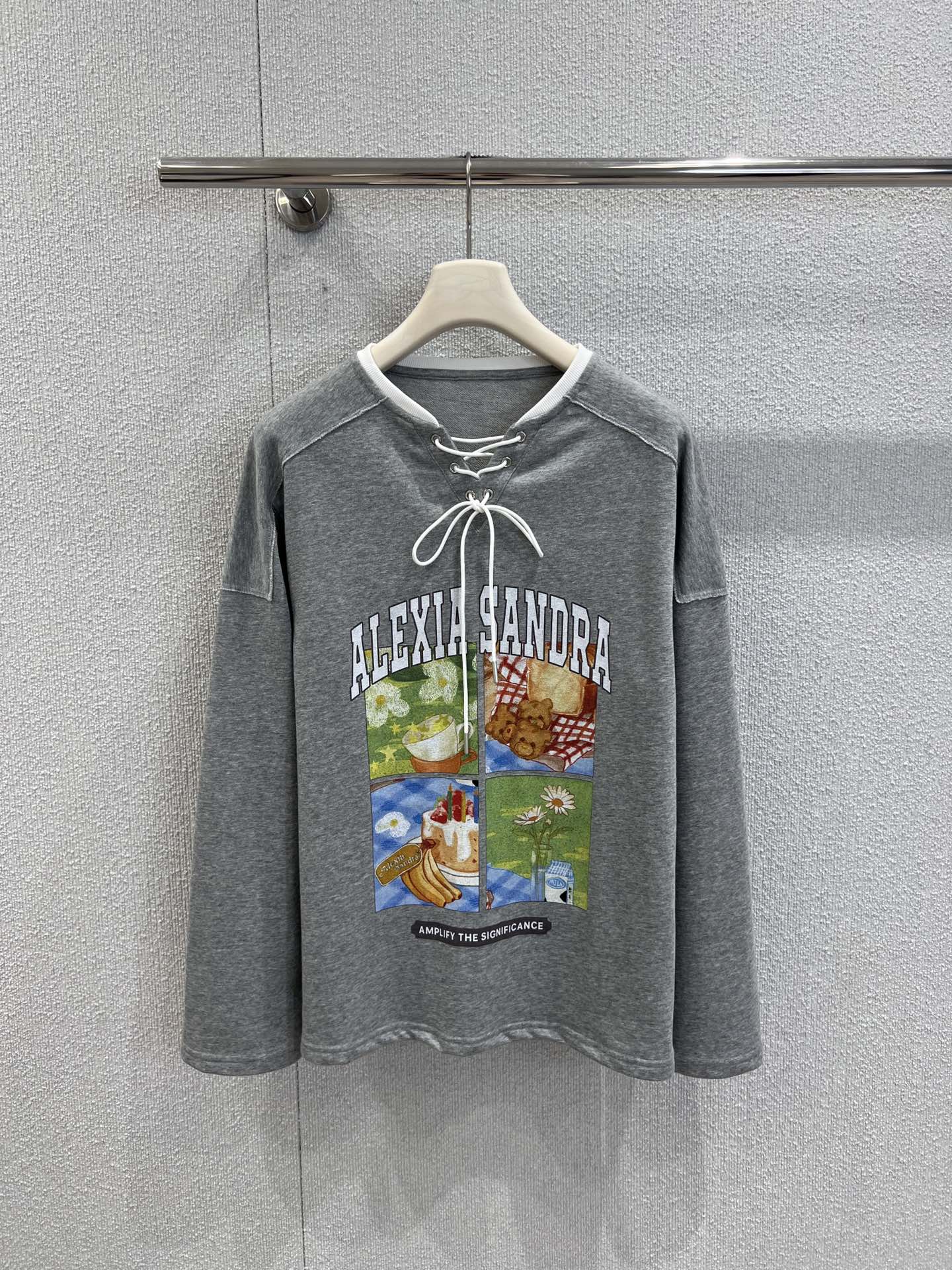 NO:504114,Support replacement Alexia Sa*dra 25Fw early autumn new style printed neckline long-sleeved T-shirt | Exclusive high-end production!  The white lace can be adjusted freely and the four-frame comic-style food and floral patterns in the letters are eye-catching and eye-catching, allowing the outfit to instantly get rid of monotony. The loose and shoulder-length sleeve style is friendly to all kinds of figures, soft and skin-friendly fabrics are comfortable and crisp, and can be easily controlled during daily travel or commuting. S/M/L real-life details pictures, tees, t-shirt, alexander wang19860909支持换款 Alexia Sa*dra 25Fw早秋新款 印花系带领口长袖T恤丨独家高版出品！白色系带可自由调节松紧,字母四格漫画式的美食与花卉图案,醒目吸睛让穿搭瞬间摆脱单调.宽松落肩的长袖版型对各种身材友好,柔软亲肤的面料兼具舒适与挺括,日常出街或通勤都能轻松驾驭.现货发售S/M/L实拍细节图,,tees，t-shirt,alexander wang,Women's clothing