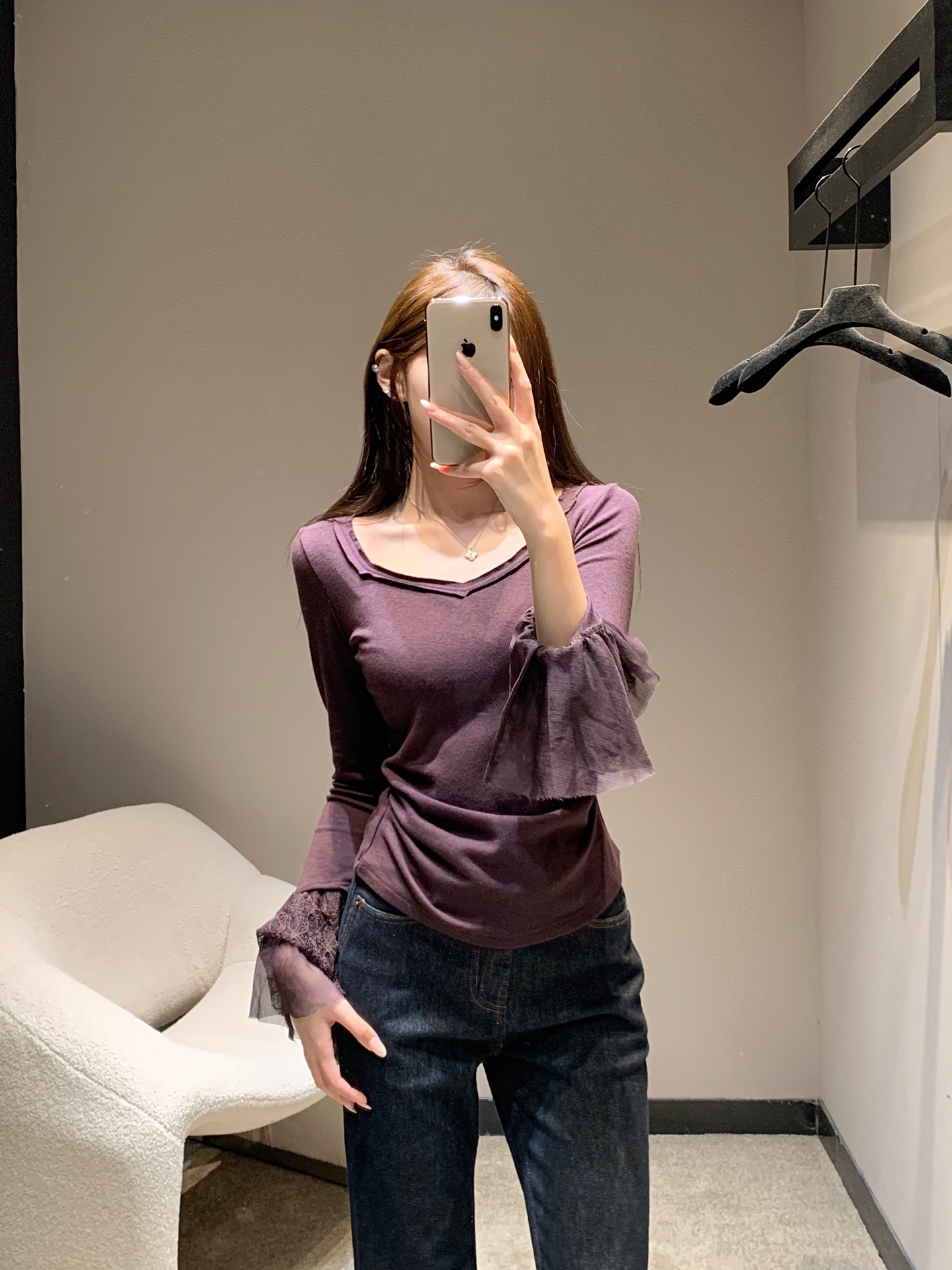 NO:505193,Chane* 25B high-end handicraft workshop series new lace flared sleeve top丨Exclusive high-end production!  This flap-sleeved top becomes a wonderful balance between elegance and sexiness. The slim fit outlines the waistline, and the small V-neck design on the neckline exposes the skin just right; the skin-friendly fabric fits the body but is not tight, the brand logo behind it is low-key to show its identity, the exaggerated flap-sleeved sleeves are layered with lace and tulle, and every move is full of French style swaying; the lace textures of different colors have their own charm, the beige style is gentle, the purple style is mysterious, and the blue and green style is retro, and each one is full of ingenuity in the details. S/M/L is available in stock, chanel, alexander wang19860909Chane* 25B高级手工坊系列新款 蕾丝喇叭袖上衣丨独家高版出品！这件喇叭袖上衣便成了优雅与性感的绝妙平衡.修身版型勾勒腰线,领口的小V领设计恰到好处地露肤；亲肤面料贴合身形却不紧绷,背后的品牌标识低调彰显身份,夸张的喇叭袖层叠着蕾丝与薄纱,举手投足间尽是法式风情的摇曳；不同色彩的蕾丝纹理各有韵味,米白款温柔、紫色款神秘、蓝绿款复古,每一种都在细节里藏满巧思.现货发售S/M/L,,chanel,alexander wang,Women's clothing