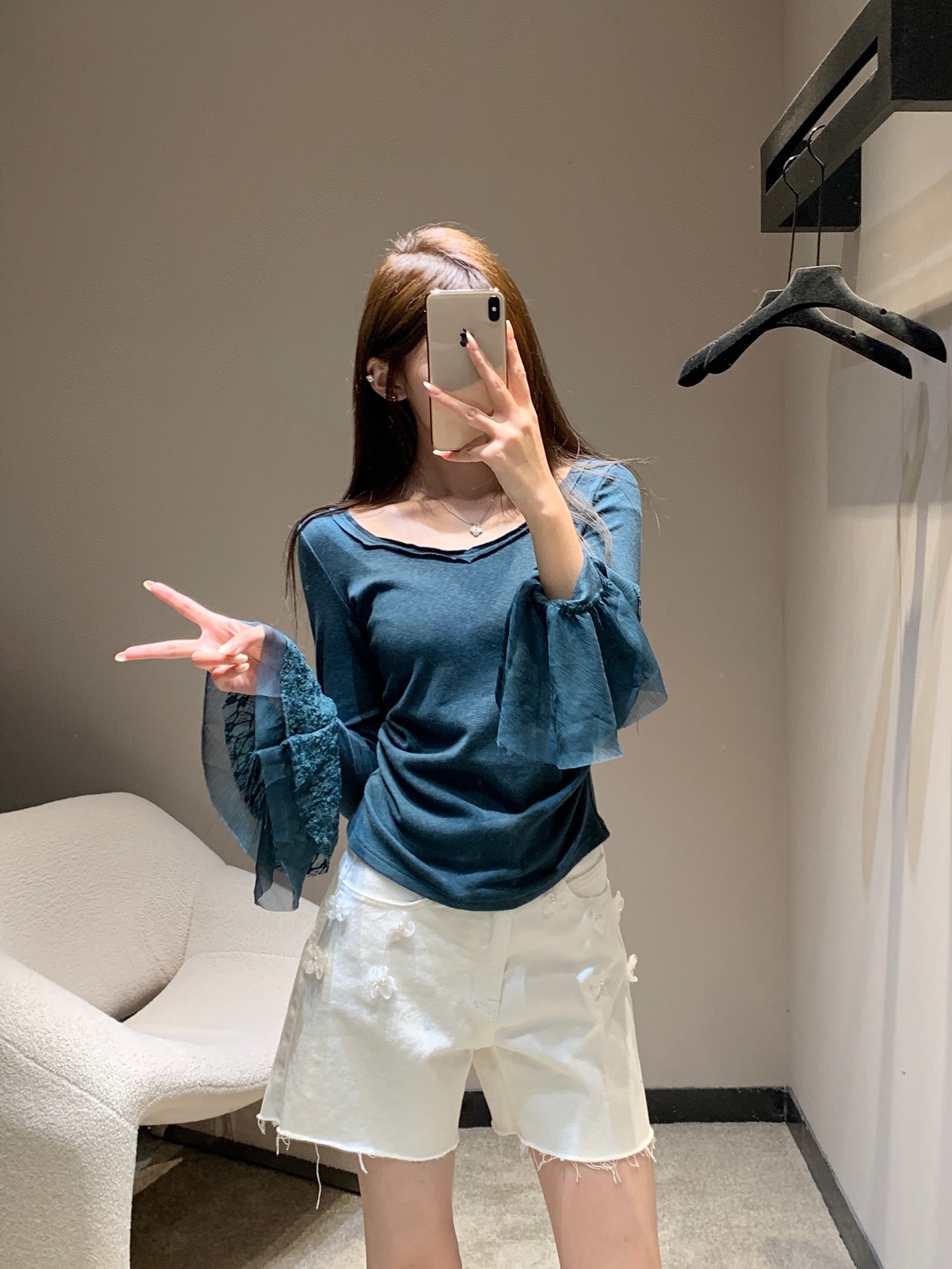 NO:505199,Chane* 25B high-end handicraft workshop series new lace flared sleeve top丨Exclusive high-end production!  This flap-sleeved top becomes a wonderful balance between elegance and sexiness. The slim fit outlines the waistline, and the small V-neck design on the neckline exposes the skin just right; the skin-friendly fabric fits the body but is not tight, the brand logo behind it is low-key to show its identity, the exaggerated flap-sleeved sleeves are layered with lace and tulle, and every move is full of French style swaying; the lace textures of different colors have their own charm, the beige style is gentle, the purple style is mysterious, and the blue and green style is retro, and each one is full of ingenuity in the details. S/M/L is available in stock, chanel, alexander wang19860909Chane* 25B高级手工坊系列新款 蕾丝喇叭袖上衣丨独家高版出品！这件喇叭袖上衣便成了优雅与性感的绝妙平衡.修身版型勾勒腰线,领口的小V领设计恰到好处地露肤；亲肤面料贴合身形却不紧绷,背后的品牌标识低调彰显身份,夸张的喇叭袖层叠着蕾丝与薄纱,举手投足间尽是法式风情的摇曳；不同色彩的蕾丝纹理各有韵味,米白款温柔、紫色款神秘、蓝绿款复古,每一种都在细节里藏满巧思.现货发售S/M/L,,chanel,alexander wang,Women's clothing