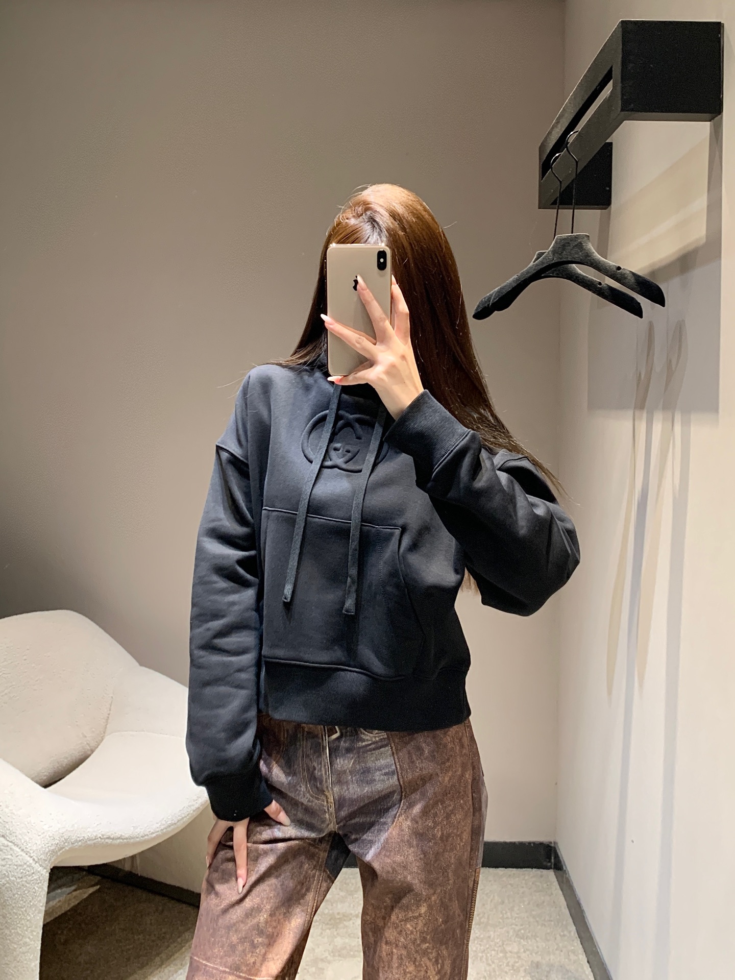 NO:505182,Gucc* 25FW autumn and winter new logo embossed hooded sweatshirt丨Exclusive yb development!  High-end production!  The double G embossed on the chest is low-key and eye-catching. It is the brand's identity logo without exaggeration. The loose hooded version is suitable for all body shapes. The soft and skin-friendly fabrics take into account comfort and cleverness. It has no sense of restraint in daily wear, but its texture is far superior to ordinary casual sweatshirts. S/M/L is available in stock, gucci, hoodie, sweatshirts, hats, alexander wang19860909Gucc* 25FW秋冬新款 logo压花连帽卫衣丨独家yb开发！高版出品！胸前的双G压花低调又醒目,是品牌的身份标识,无需浮夸点缀,宽松连帽版型适配各种身材,柔软亲肤的面料兼顾舒适与挺括,日常穿着毫无束缚感,却在质感上远超普通休闲卫衣.现货发售S/M/L,,gucci,hoodie,sweatshirts,hats,alexander wang,Women's clothing