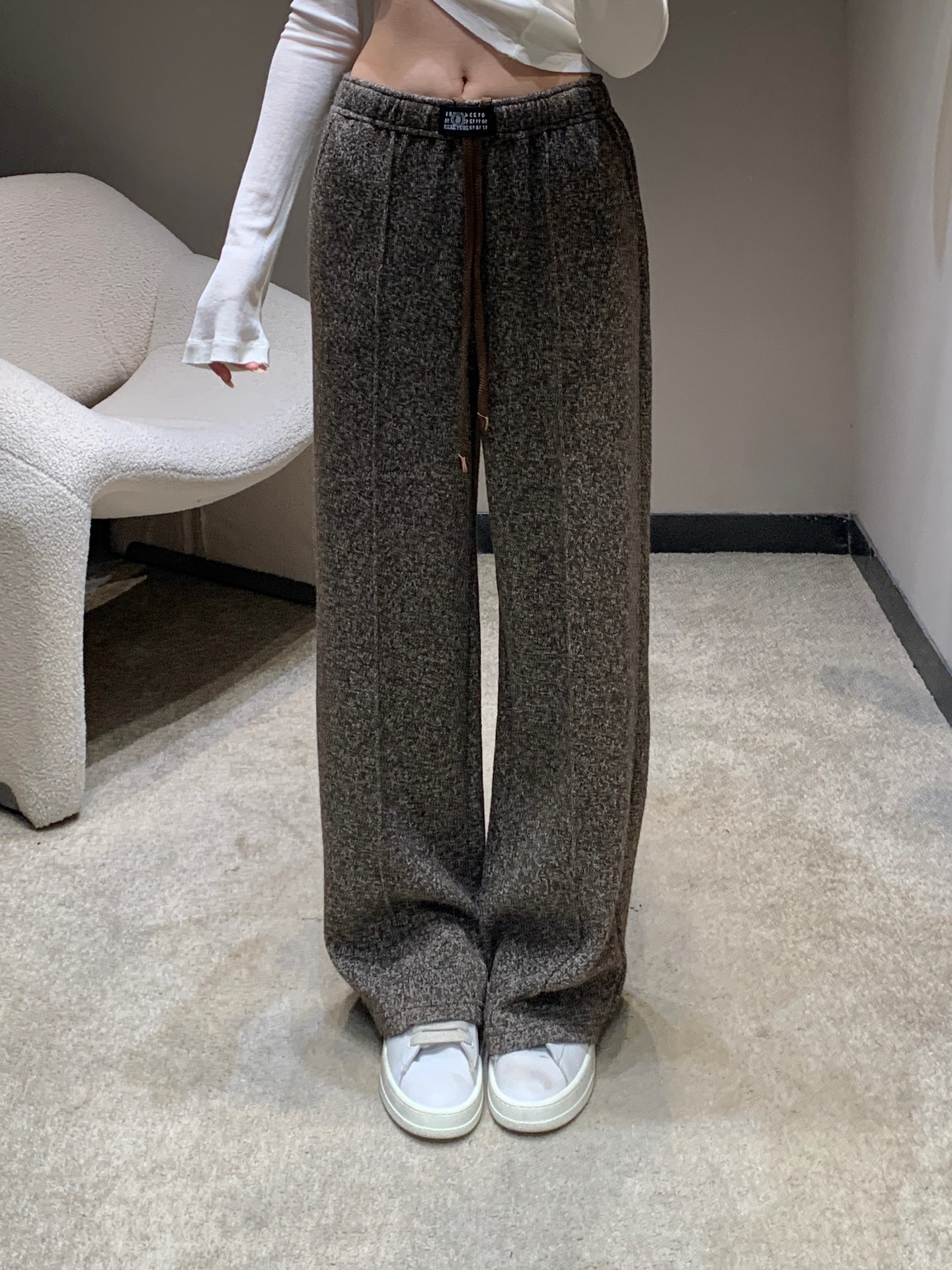 NO:506836,Maison Margiela 25Fw early autumn new style contrast printing drawstring elastic waist casual trousers | Exclusive high-end production!  Mixed-color knitted fabrics are made of dark gray and brown gray. The elastic waist + drawstring design is Margiela's casual language, and the brand logo label at the waist is a low-key annotation of deconstructing aesthetics - there is no exaggerated logo, but it anchors the high-end identity with minimal details. The wide-leg silhouette is full of drape, and the texture and wrinkle levels of the fabric during walking make 'lazy' and 'high-end' into a unique style tone. S/M/L is available in stock, alexander wang19860909Maison Margiela 25Fw早秋新款 撞色印花抽绳松紧腰休闲长裤丨独家高版出品！选用混色针织面料,深灰、棕灰双色自带质感肌理；松紧腰+抽绳设计是Margiela的随性语言,裤腰处的品牌标识标签则是解构美学的低调注解——没有浮夸的Logo,却以极简细节锚定高奢身份.阔腿廓形垂坠感拉满,行走间面料的纹理与褶皱层次,把“慵懒”与“高级”揉成了独一份的风格腔调.现货发售S/M/L,,alexander wang,Women's clothing