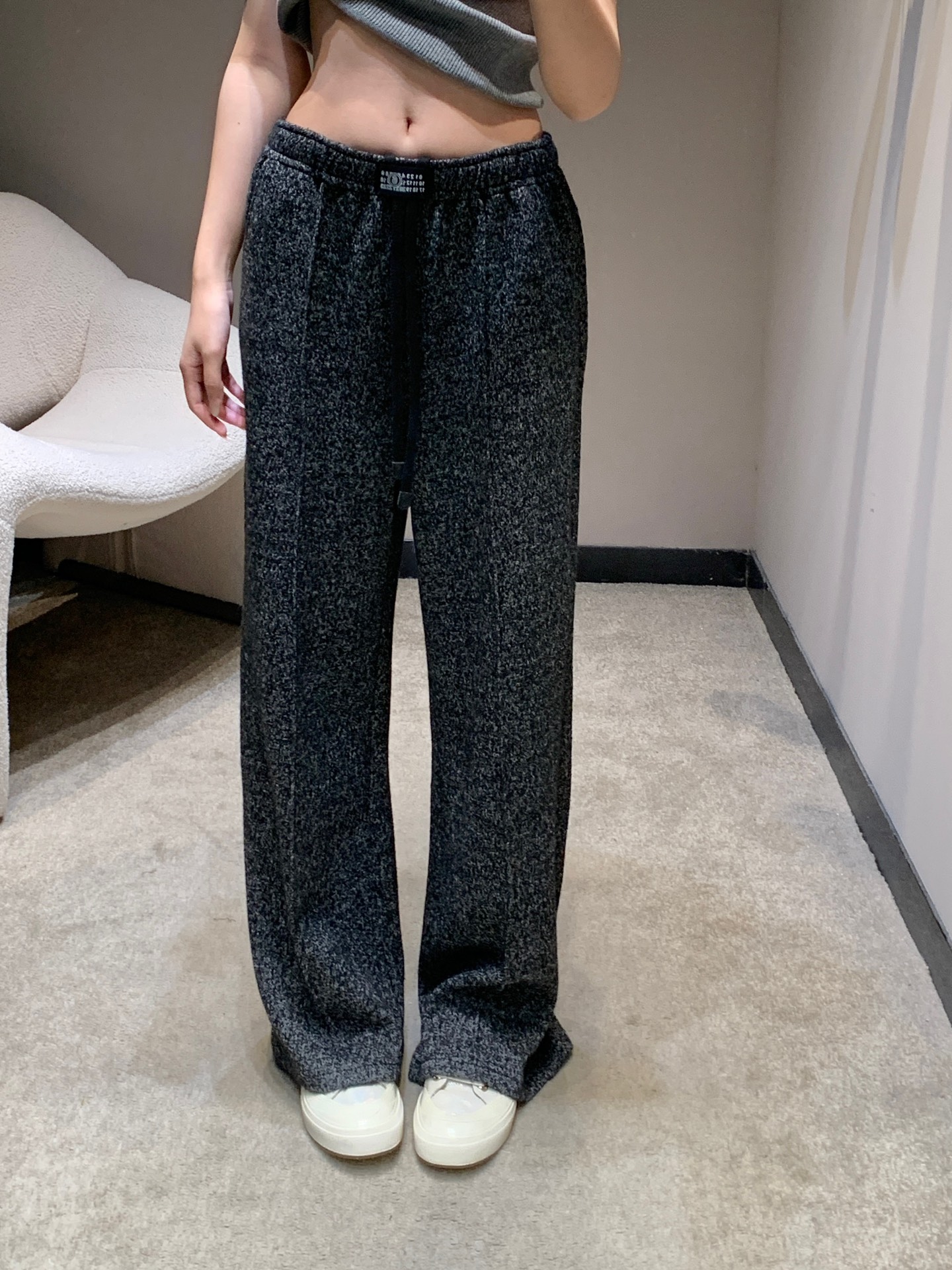 NO:506846,Maison Margiela 25Fw early autumn new style contrast printing drawstring elastic waist casual trousers | Exclusive high-end production!  Mixed-color knitted fabrics are made of dark gray and brown gray. The elastic waist + drawstring design is Margiela's casual language, and the brand logo label at the waist is a low-key annotation of deconstructing aesthetics - there is no exaggerated logo, but it anchors the high-end identity with minimal details. The wide-leg silhouette is full of drape, and the texture and wrinkle levels of the fabric during walking make 'lazy' and 'high-end' into a unique style tone. S/M/L is available in stock, alexander wang19860909Maison Margiela 25Fw早秋新款 撞色印花抽绳松紧腰休闲长裤丨独家高版出品！选用混色针织面料,深灰、棕灰双色自带质感肌理；松紧腰+抽绳设计是Margiela的随性语言,裤腰处的品牌标识标签则是解构美学的低调注解——没有浮夸的Logo,却以极简细节锚定高奢身份.阔腿廓形垂坠感拉满,行走间面料的纹理与褶皱层次,把“慵懒”与“高级”揉成了独一份的风格腔调.现货发售S/M/L,,alexander wang,Women's clothing