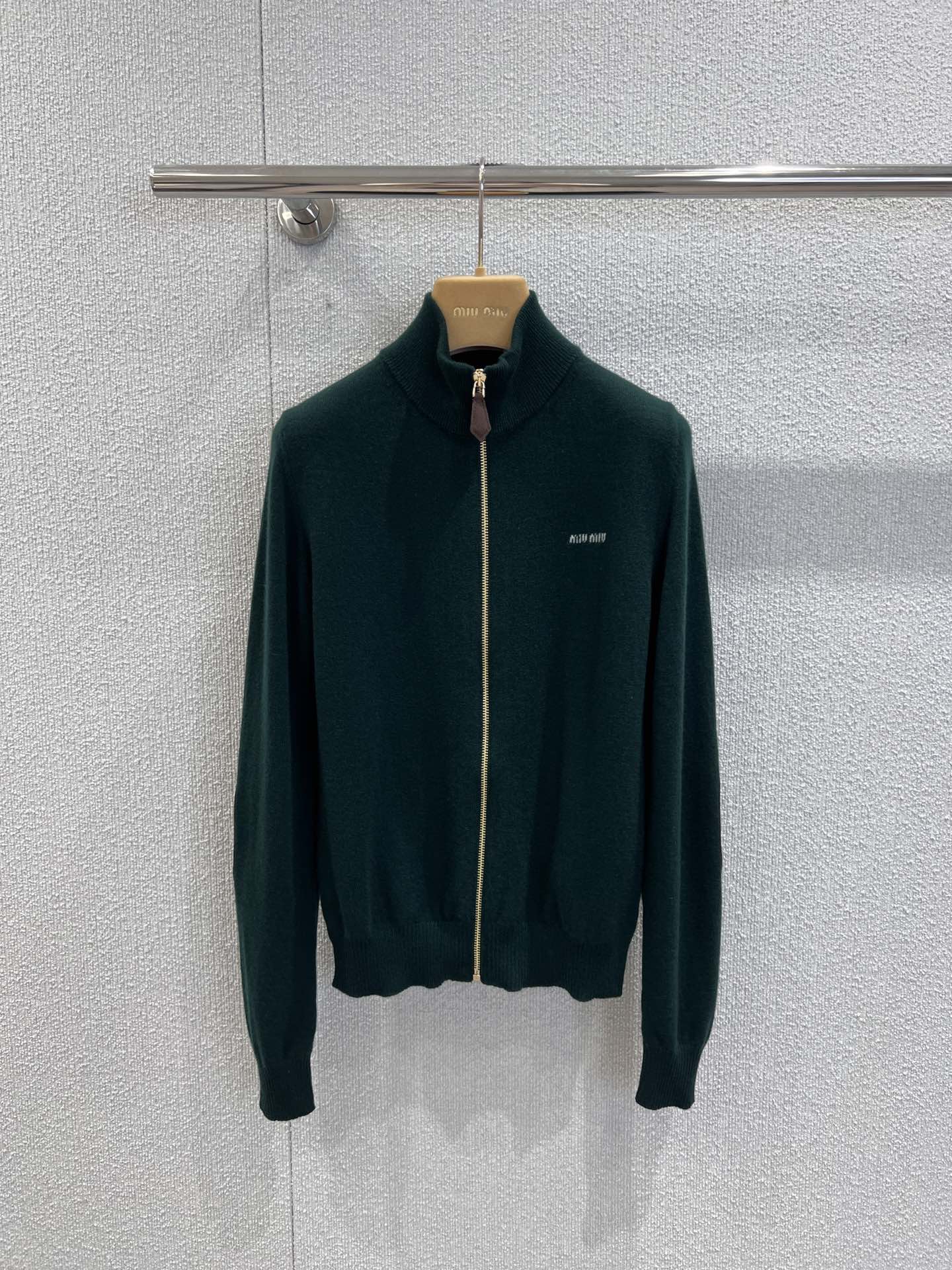 NO:505222,Support replacement MiuMi* 25Fw early autumn new style dark green zipper stand-alone cashmere knit cardigan | Exclusive yb development!  High-end production!  High-luxury cashmere fabric is made of soft and glutinous as clouds, warm and skin-friendly, wearing it alone in early autumn, and layering it in late autumn can also firmly support the texture. The stand-up collar zipper design is neat and retro, and the metal zipper and dark green cashmere form a sharp contrast. The exquisite MiuMiu brand logo on the chest is low-key to show your identity, and the splicing details on the elbow are even more ingenious, so you can easily grasp the high-end girlish feeling that is intertwined with retro and sweetness. S/M/L real-life details pictures are available in stock, miumiu, alexander wang19860909支持换款 MiuMi* 25Fw早秋新款 墨绿色拉链立领羊绒针织开衫丨独家yb开发！高版出品！采用高奢山羊绒面料,触感软糯如云朵,保暖性与亲肤性兼具,早秋单穿优雅高级,深秋叠穿也能稳稳承托质感.立领拉链设计利落又复古,金属拉链与墨绿色羊绒形成鲜明对比,胸前精致的MiuMiu品牌标识低调彰显身份,肘部的拼接细节更是暗藏巧思,轻松拿捏复古与甜酷交织的高级少女感.现货发售S/M/L实拍细节图,,miumiu,alexander wang,Women's clothing