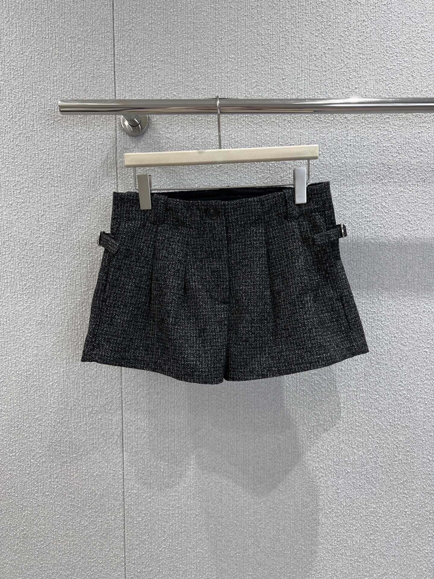 NO:505232,Support replacement Prad* 25Fw early autumn new style wool tweed silhouette shorts | Exclusive yb development!  High-end production!  High-end wool tweed fabric, with delicate texture and texture luster, the crisp silhouette makes the shape more three-dimensional, and the daily wear is comfortable and aura. The high-waist pleat design cleverly modifies the waist and hip ratio, and the single buckle and side details hide the minimalist luxury gene of P, blending retro elegance with street fashion and coolness just right. Easy to grasp the modern style full of high-end feel. S/M/L real-life details pictures are available in stock, prada, shorts, alexander wang19860909支持换款 Prad* 25Fw早秋新款 羊毛花呢廓形短裤丨独家yb开发！高版出品！采用高阶羊毛花呢面料,纹理细腻且自带质感光泽,挺括廓形让造型更具立体感,日常穿搭舒适又显气场.高腰褶皱设计巧妙修饰腰臀比例,单粒扣与侧边细节暗藏P的极简奢华基因,把复古优雅与街头潮酷融合得恰到好处.轻松拿捏高级感满满的摩登造型.现货发售S/M/L实拍细节图,,prada,shorts,alexander wang,Women's clothing