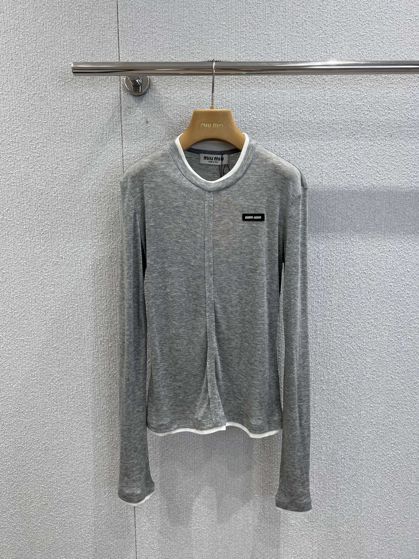 NO:505211,Support replacement MiuMi* 25Fw early autumn new style, Tennis wool fake two-piece long-sleeved T-shirt | Exclusive high-end product!  The golden ratio of Tensil wool is blended with silky texture, which has a soft touch but also has the warm texture of wool, skin-friendly and breathable, and is comfortable and pressure-free in early autumn, and layering is full of layers. The fake two-piece design is tricky, the contrasting collar and cuffs break the monotony, and the iconic brand badge on the chest is low-key and recognizable, which balances Miu's girlishness and high-end sense just right. S/M/L real-life details pictures on sale, miumiu,tees, t-shirt, gold, alexander wang19860909支持换款 MiuMi* 25Fw早秋新款 天丝羊毛假两件长袖T恤丨独家高版出品！采用天丝羊毛黄金比例混纺,触感柔滑如丝却又自带羊毛的温暖质感,亲肤性与透气性双在线,早秋单穿舒适无压,叠穿更是层次满分.假两件设计暗藏小心机,撞色领口与袖口打破单调,胸前标志性的品牌徽章低调又极具辨识度,把Miu的少女感与高级感平衡得恰到好处.现货发售S/M/L实拍细节图,,miumiu,tees，t-shirt,gold,alexander wang,Women's clothing