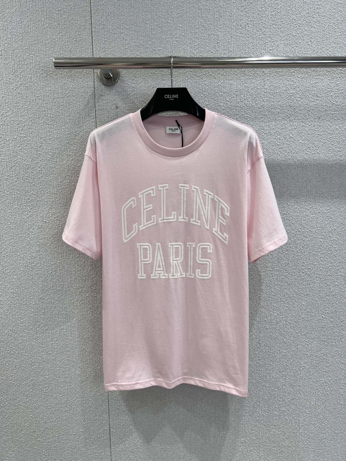 NO:505240,Support replacement Celin* 25FW autumn and winter new style letter printed round neck short-sleeved T-shirt | Exclusive yb development!  High-end production!  High-quality cotton fabric is made of skin-friendly and breathable and has a crisp texture. It is comfortable and casual to wear alone, and the layering is full of layers. The classic letter printing on the chest is presented in retro reverse design. The contrasting color combination of navy blue and gray, light pink and white not only retains the high-end and simple tone of Celine, but also injects the vitality of American retro, allowing you to easily have recognition in the crowd. S/M/L real-life details pictures are available in stock, celine, T-shirt, tees, t-shirt, alexander wang19860909支持换款 Celin* 25FW秋冬新款 字母印花圆领短袖T恤丨独家yb开发！高版出品！采用高品质棉感面料,亲肤透气且质感挺括,单穿舒适随性,叠穿更是层次满分.胸前经典字母印花以复古倒序设计呈现,藏青与灰色、浅粉与白色的撞色组合,既保留了Celine的高级简约调性,又注入了美式复古的活力感,让你在人群中轻松拥有辨识度.现货发售S/M/L实拍细节图,,celine,T-shirt,tees，t-shirt,alexander wang,Women's clothing