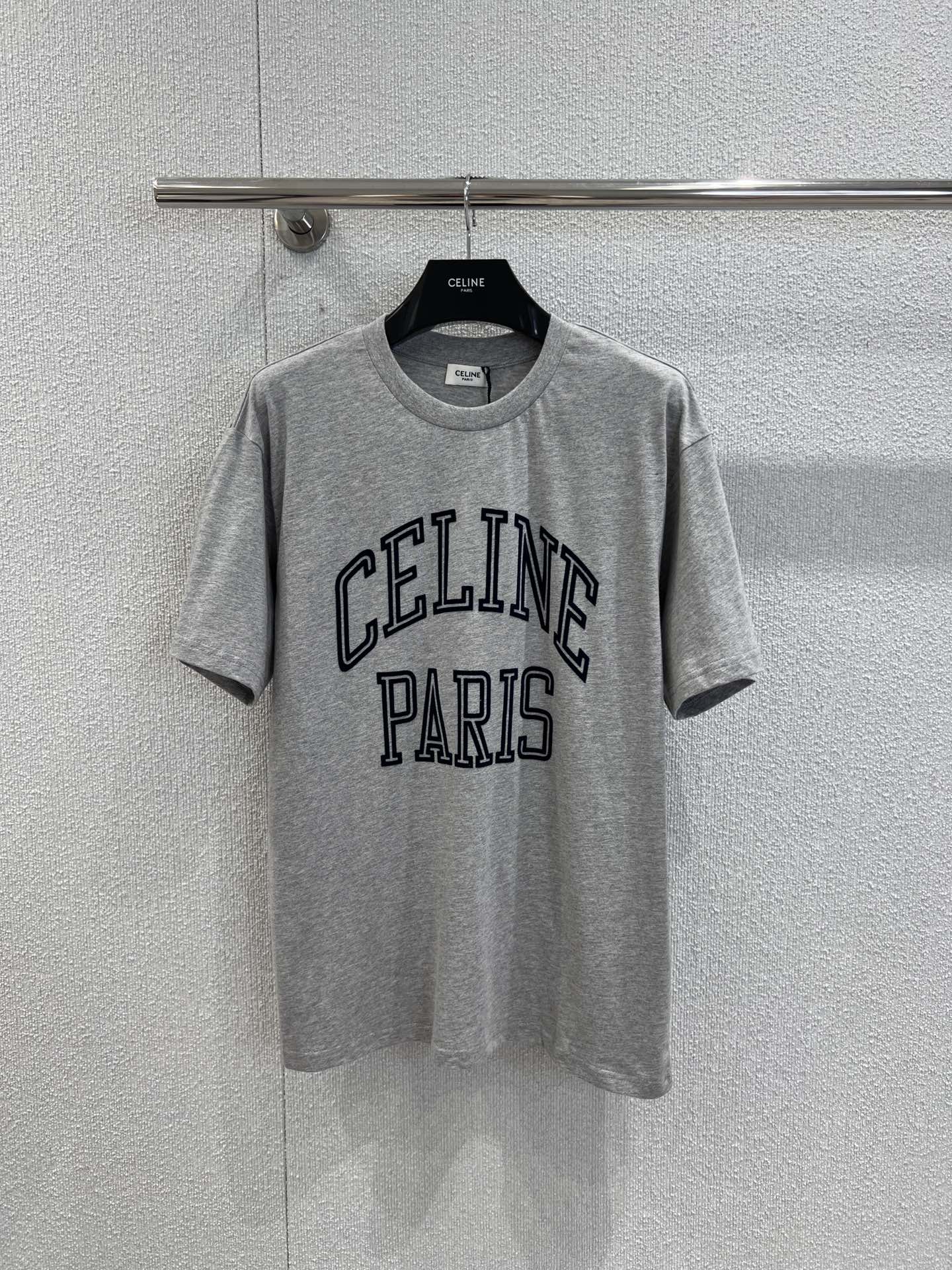 NO:505231,aSupport replacement Celin* 25FW autumn and winter new style letter printed round neck short-sleeved T-shirt丨Exclusive yb development!  High-end production!  High-quality cotton fabric is made of skin-friendly and breathable and has a crisp texture. It is comfortable and casual to wear alone, and the layering is full of layers. The classic letter printing on the chest is presented in retro reverse design. The contrasting color combination of navy blue and gray, light pink and white not only retains the high-end and simple tone of Celine, but also injects the vitality of American retro, allowing you to easily have recognition in the crowd. S/M/L real-life details pictures are available in stock, celine, T-shirt, tees, t-shirt, alexander wang19860909a支持换款 Celin* 25FW秋冬新款 字母印花圆领短袖T恤丨独家yb开发！高版出品！采用高品质棉感面料,亲肤透气且质感挺括,单穿舒适随性,叠穿更是层次满分.胸前经典字母印花以复古倒序设计呈现,藏青与灰色、浅粉与白色的撞色组合,既保留了Celine的高级简约调性,又注入了美式复古的活力感,让你在人群中轻松拥有辨识度.现货发售S/M/L实拍细节图,,celine,T-shirt,tees，t-shirt,alexander wang,Women's clothing