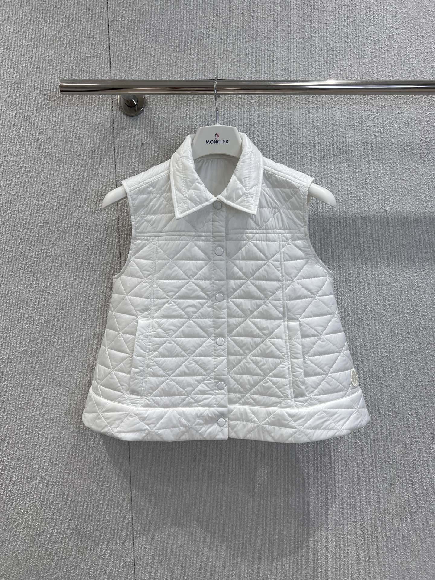 NO:505197,Support replacement Moncl* 25Fw early autumn new style diamond quilted cotton jacket vest | Exclusive yb development!  High-end production!  The waistline design of the small lining collar is just right, the A-shaped cut style is versatile and not picky, the casual and handsome feeling is age-reducing, light and warm, can be easily worn as a coat layer, the first choice for layering in autumn and winter. S/M/L real-life details pictures, jackets & coats, alexander wang19860909支持换款 Moncl* 25Fw早秋新款 菱格绗缝棉服小马甲丨独家yb开发！高版出品！小衬领腰线设计恰到好处,A字剪裁版型百搭不挑人,休闲帅气减龄感,轻盈保暖可轻松作为外套叠搭穿着,秋冬叠穿首选 现货发售S/M/L实拍细节图,,jackets & coats,alexander wang,Women's clothing