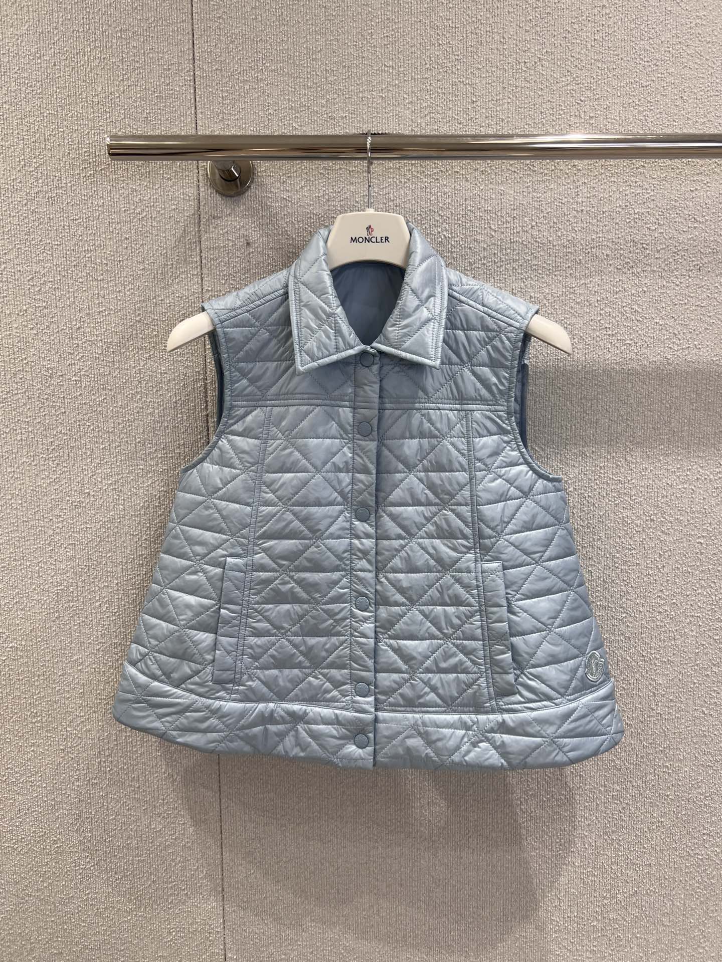 NO:505190,Support replacement Moncl* 25Fw early autumn new style diamond quilted cotton jacket vest | Exclusive yb development!  High-end production!  The waistline design of the small lining collar is just right, the A-shaped cut style is versatile and not picky, the casual and handsome feeling is age-reducing, light and warm, can be easily worn as a coat layer, the first choice for layering in autumn and winter. S/M/L real-life details pictures, jackets & coats, alexander wang19860909支持换款 Moncl* 25Fw早秋新款 菱格绗缝棉服小马甲丨独家yb开发！高版出品！小衬领腰线设计恰到好处,A字剪裁版型百搭不挑人,休闲帅气减龄感,轻盈保暖可轻松作为外套叠搭穿着,秋冬叠穿首选 现货发售S/M/L实拍细节图,,jackets & coats,alexander wang,Women's clothing