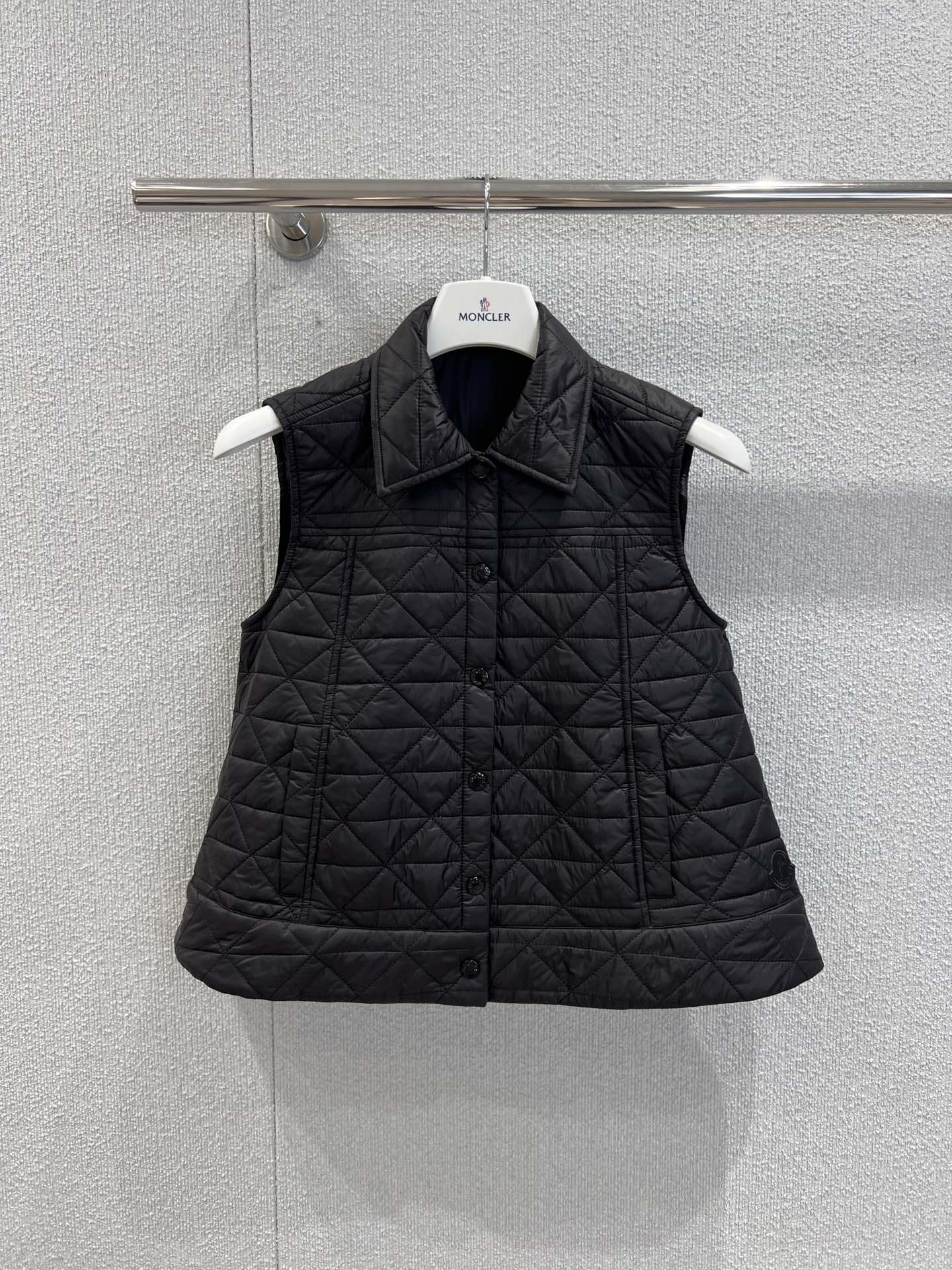 NO:505202,Support replacement Moncl* 25Fw early autumn new style diamond quilted cotton jacket vest | Exclusive yb development!  High-end production!  The waistline design of the small lining collar is just right, the A-shaped cut style is versatile and not picky, the casual and handsome feeling is age-reducing, light and warm, can be easily worn as a coat layer, the first choice for layering in autumn and winter. S/M/L real-life details pictures, jackets & coats, alexander wang19860909支持换款 Moncl* 25Fw早秋新款 菱格绗缝棉服小马甲丨独家yb开发！高版出品！小衬领腰线设计恰到好处,A字剪裁版型百搭不挑人,休闲帅气减龄感,轻盈保暖可轻松作为外套叠搭穿着,秋冬叠穿首选 现货发售S/M/L实拍细节图,,jackets & coats,alexander wang,Women's clothing