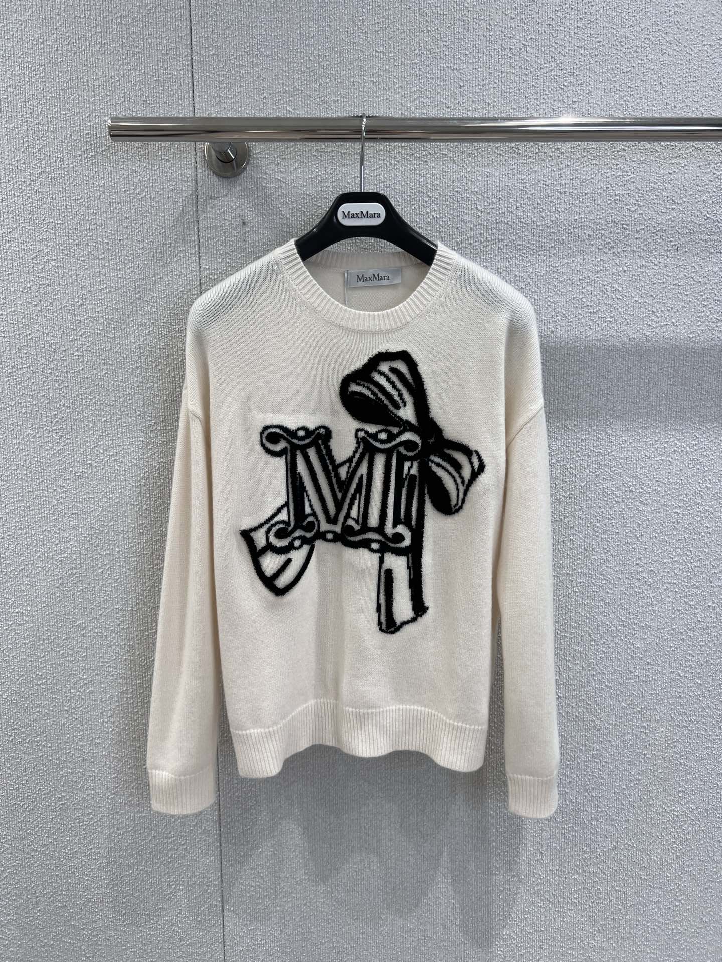 NO:505210,Support replacement MaxMar* 25Fw autumn and winter new cashmere-blend jacquard knitted sweater丨Exclusive yb development!  High-end production!  The blend of wool and cashmere golden ratio is soft and glutinous, with both skin-friendly and warmth, and can give the skin a gentle wrap in the cool early autumn and deep winter. The artistic jacquard design of the body presents the brand's classic elements in three-dimensional knitted language, with black and white contrasting colors high-end and neat, and the exquisite pattern details seem to be a miniature scroll of fashion art, making the sweater no longer a basic style, but a core of the styling with eye-catching attributes. S/M/L real-life details pictures are on sale, sweaters, gold, alexander wang19860909支持换款 MaxMar* 25Fw秋冬新款 羊绒混纺提花针织毛衣丨独家yb开发！高版出品！采用绵羊毛与羊绒黄金比例混纺,触感软糯如云,亲肤性与保暖性兼具,在微凉的早秋与深冬都能给予肌肤温柔包裹.衣身的艺术感提花设计,将品牌经典元素以立体针织语言呈现,黑白撞色高级利落,精致的花纹细节仿佛是时装艺术的微缩画卷,让毛衣不再是基础款,而是自带吸睛属性的造型核心. 现货发售S/M/L实拍细节图,,sweaters,gold,alexander wang,Women's clothing