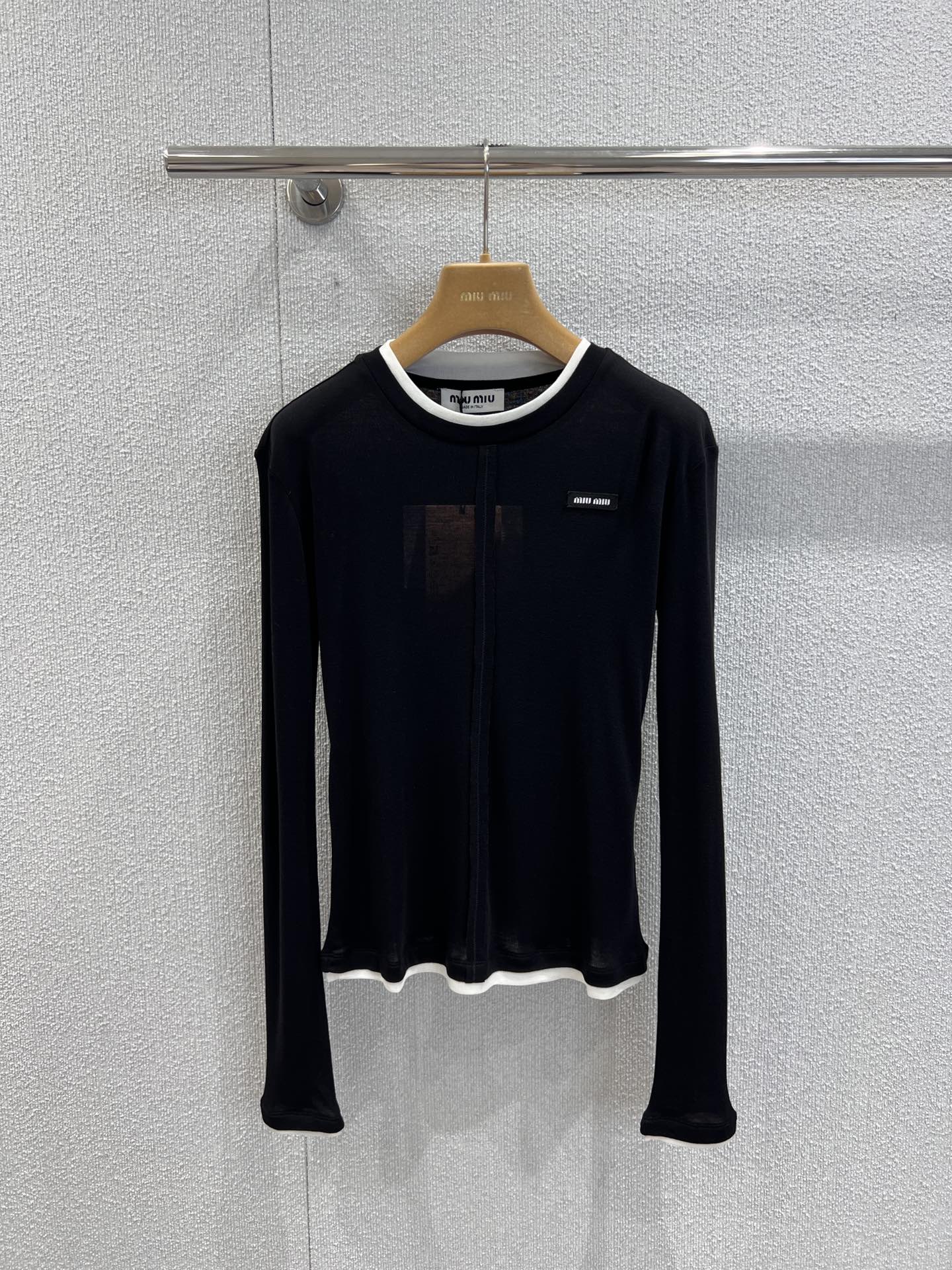 NO:505248,Support replacement MiuMi* 25Fw early autumn new style, Tennis wool fake two-piece long-sleeved T-shirt | Exclusive high-end product!  The golden ratio of Tensil wool is blended with silky texture, which has a soft touch but also has the warm texture of wool, skin-friendly and breathable, and is comfortable and pressure-free in early autumn, and layering is full of layers. The fake two-piece design is tricky, the contrasting collar and cuffs break the monotony, and the iconic brand badge on the chest is low-key and recognizable, which balances Miu's girlishness and high-end sense just right. S/M/L real-life details pictures on sale, miumiu,tees, t-shirt, gold, alexander wang19860909支持换款 MiuMi* 25Fw早秋新款 天丝羊毛假两件长袖T恤丨独家高版出品！采用天丝羊毛黄金比例混纺,触感柔滑如丝却又自带羊毛的温暖质感,亲肤性与透气性双在线,早秋单穿舒适无压,叠穿更是层次满分.假两件设计暗藏小心机,撞色领口与袖口打破单调,胸前标志性的品牌徽章低调又极具辨识度,把Miu的少女感与高级感平衡得恰到好处.现货发售S/M/L实拍细节图,,miumiu,tees，t-shirt,gold,alexander wang,Women's clothing