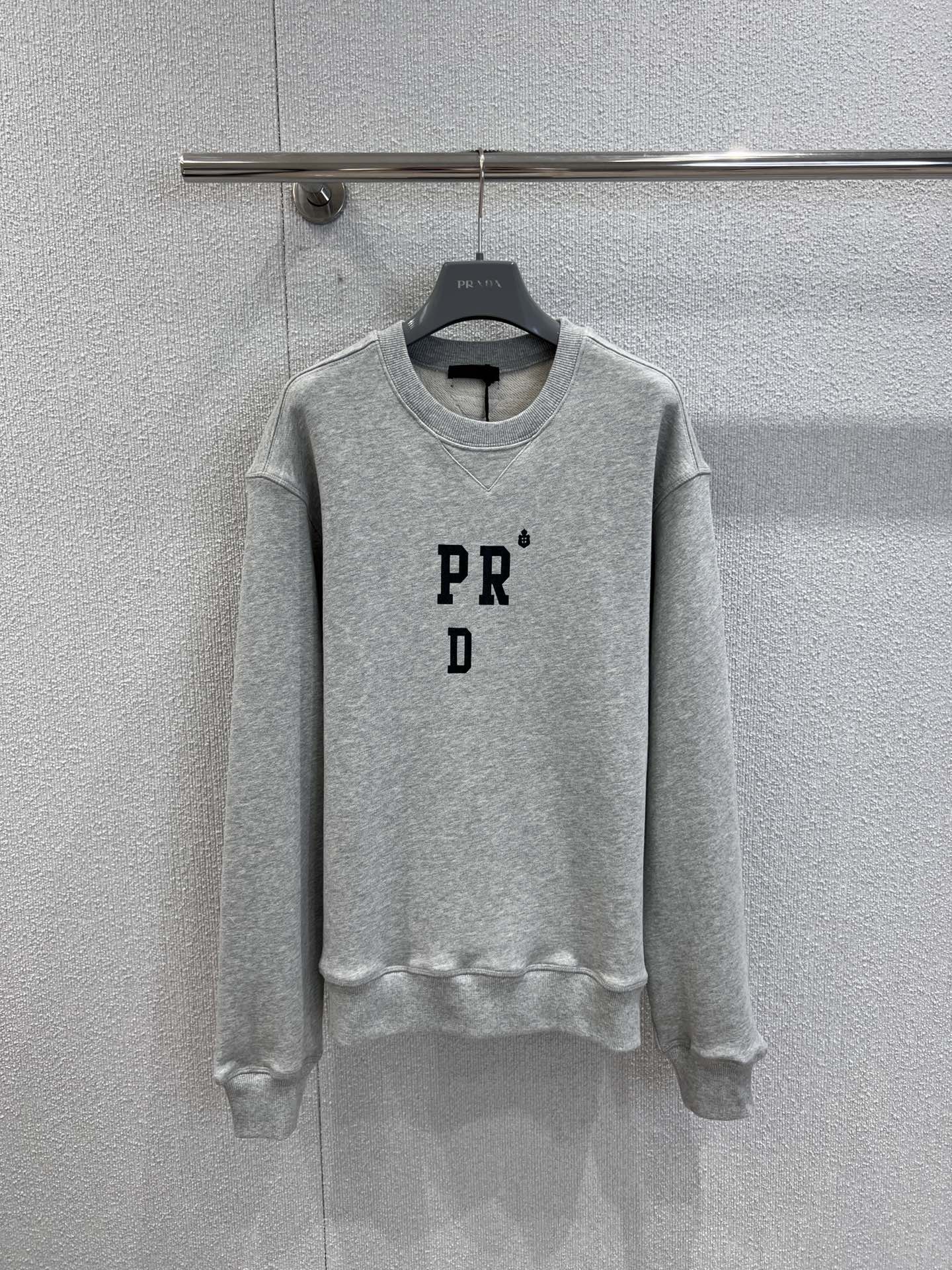 NO:505221,Supports replacement Prad* 25Fw autumn and winter new style letter printed round neck sweatshirt丨Exclusive yb development!  High-end production!  Use heavy cotton fabric, which is crisp, stylish but soft and skin-friendly. It is comfortable and unpressible to wear every day. It can hold the texture firmly in single wear or inner wear in autumn and winter. The iconic inverted letter printing on the chest is an intuitive expression of the pioneer design language of P's family. The gray and black contrasting colors are low-key and recognizable, allowing you to stand out easily among the crowd. S/M/L real-life details pictures are available in stock, prada, hoodie, sweatshirts, alexander wang19860909支持换款 Prad* 25Fw秋冬新款 字母印花圆领卫衣丨独家yb开发！高版出品！采用重磅棉感面料,挺括有型却又柔软亲肤,日常穿搭舒适无压,秋冬单穿或内搭都能稳稳hold住质感.胸前标志性倒序字母印花,是P家先锋设计语言的直观表达,灰黑撞色低调又极具辨识度,让你在人群中轻松脱颖而出.现货发售S/M/L实拍细节图,,prada,hoodie,sweatshirts,alexander wang,Women's clothing
