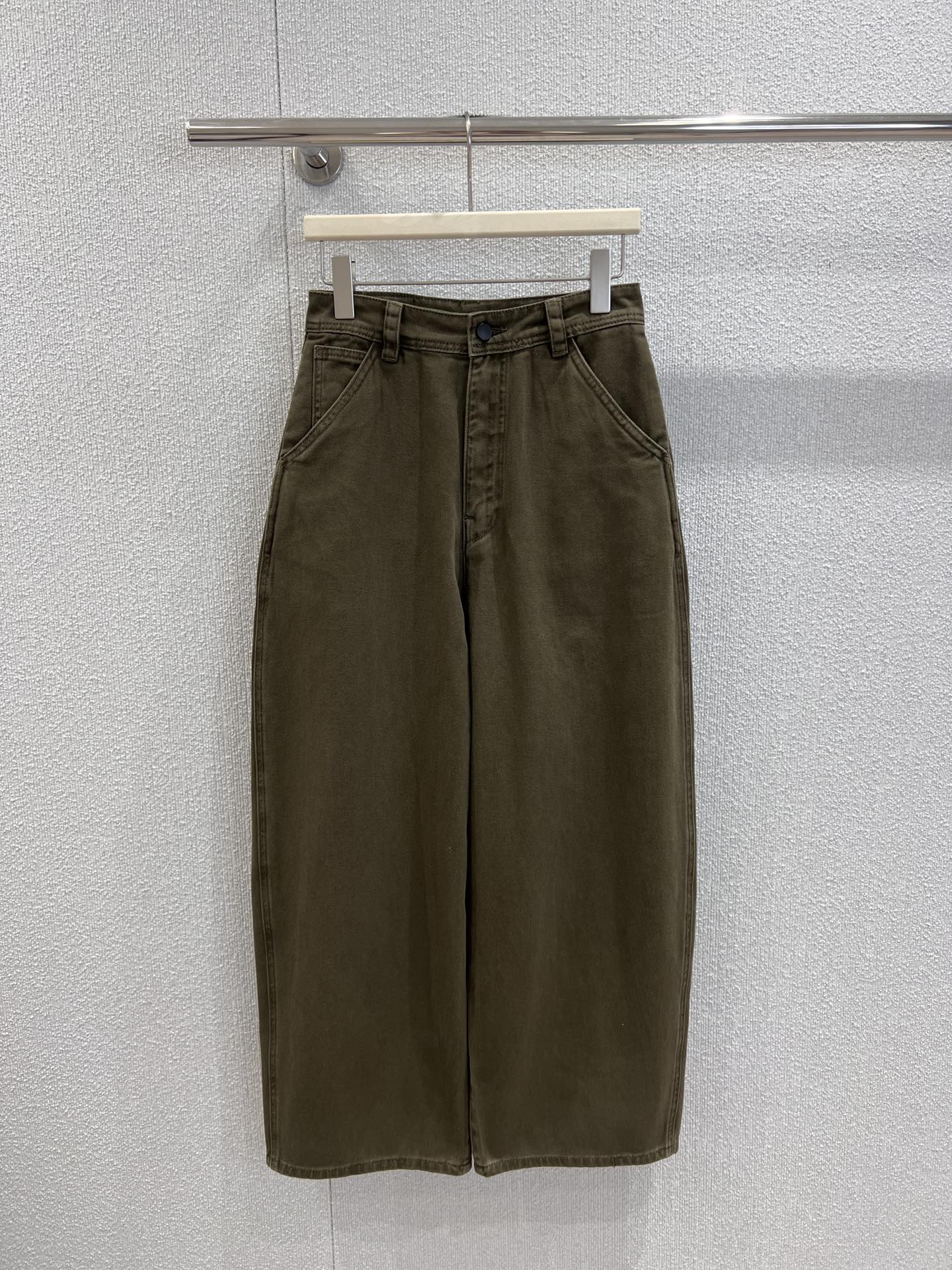 NO:506188,Support replacement Lema*re 25Fw early autumn new style olive green wide-leg denim trousers | Exclusive yb development!  High-end production!  The minimalist silhouette aesthetics, the fabric has undergone special washing process, presenting a retro and old olive green tone, with a texture precipitated by time; the details of the bright thread sewing are low-key, and the structural design of the back pocket and side seams make the simple style hidden ingenuity. The walking is full of casual and lazy atmosphere, which is excellent inclusive for all figures. S/M/L real-life details pictures are available in stock, alexander wang19860909支持换款 Lema*re 25Fw早秋新款 橄榄绿阔腿牛仔长裤丨独家yb开发！高版出品！极简主义的廓形美学,面料经过特殊洗水工艺,呈现出复古做旧的橄榄绿调,自带岁月沉淀的质感；明线缝制的细节低调展露工艺,后袋与侧缝的结构设计,让简约版型暗藏层次巧思.行走间自带随性慵懒的氛围感,对各种身材都有着绝佳包容性.现货发售S/M/L实拍细节图,,alexander wang,Women's clothing