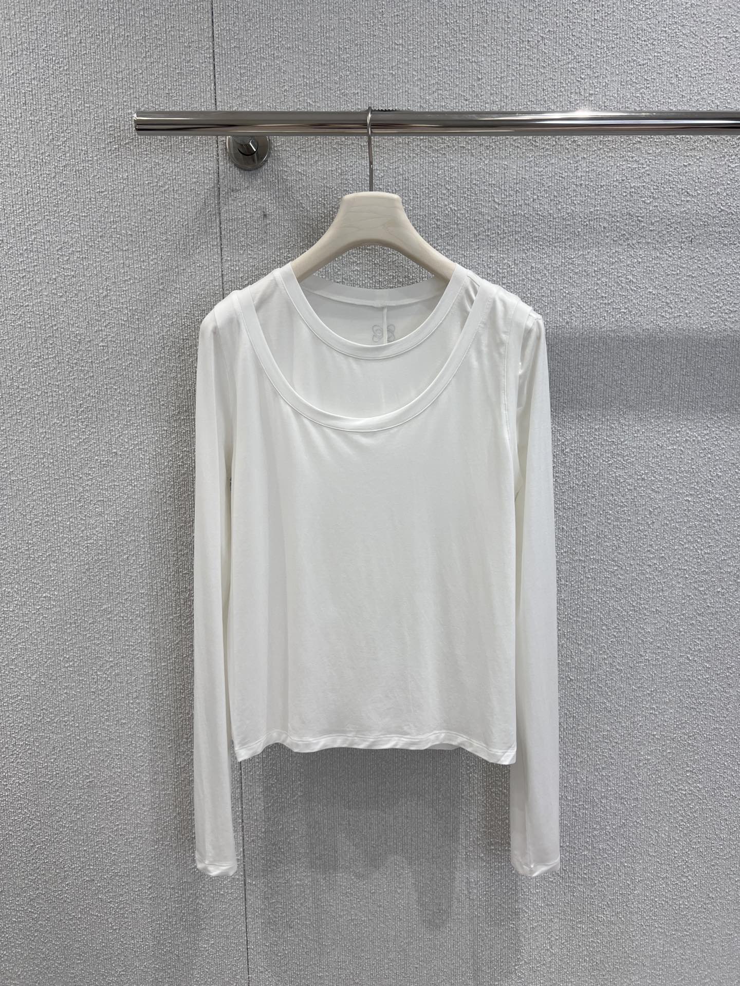 NO:505249,Support replacement Ann Andelm*n 25FW early autumn new style off-white single-sleeved layered two-piece T-shirt | Exclusive high-end production!  The surface is slightly drooping long sleeves, and the one-sided shoulders boldly expose the skin, hiding the sexy in the hidden texture; the inner layer is matched with a basic suspender to form a visual layer while giving a sense of security in the outfit. The off-white tone is the gentle background of early autumn, but because of the unconventional structure of 'single-sleeved layering', the pioneer gene is instantly injected into - it can be paired with a striped pleated skirt to make the sweet and spicy girl style, or it can be paired with a pure cake skirt to play with a dark and sweet girl feel, and even wearing a single inner layer can become a personal foreshadowing in the look. S/M/L real-life details pictures, skirts, tees, t-shirt, alexander wang19860909支持换款 Ann Andelm*n 25FW早秋新款 米白色单袖叠穿两件套T恤丨独家高版出品！表层是微透垂感长袖,单侧肩部大胆露肤,把性感藏在若隐若现的肌理里；内里搭配基础吊带,形成视觉层次的同时,又给足穿搭安全感.米白色调是早秋的温柔底色,却因“单袖叠穿”的非常规结构,瞬间注入先锋基因——可以配条纹百褶裙走甜辣女团风,也能搭纯欲蛋糕裙玩暗黑甜妹感,甚至单穿内搭,都能成为造型里的个性伏笔.现货发售S/M/L实拍细节图,,skirts,tees，t-shirt,alexander wang,Women's clothing