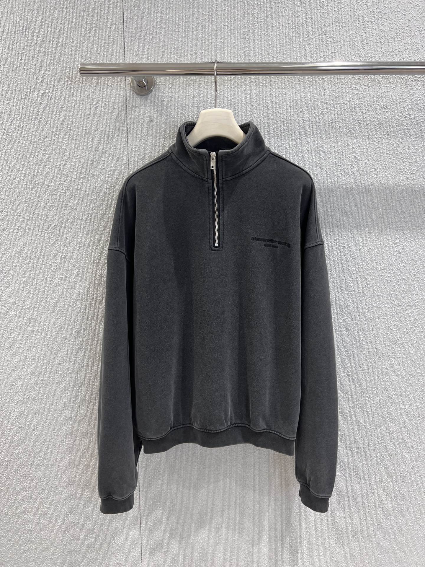 NO:505213,Sweatshirts and pants support replacement. Alexanderwang 25FW autumn and winter new style. Micro-label embroidered wash-water and used half-zipper stand-up collar sweatshirt + trouser suit | Exclusive high-end product!  The dark gray tile used for washing water is equipped with a retro filter, the breast micro-label embroidery is low-key to highlight the brand identity, the semi-zipper design can stand up and make the collar look cool or open and casual; the matching wide-leg trousers continue the same series of washing water technology, the drape-shaped trousers are full of flesh and legs, the trouser body is echoing the top, and the completeness of the whole outfit is directly full. S/M/L real-life details pictures, hoodie, sweatshirts, alexander wang19860909卫衣 裤子支持换款 Alexanderwang 25FW秋冬新款 微标刺绣洗水做旧半拉链立领卫衣+长裤套装丨独家高版出品！洗水做旧的深灰调自带复古滤镜,胸前微标刺绣低调彰显品牌身份,半拉链设计可立领耍酷也可敞口随性；搭配的阔腿长裤延续同系列洗水工艺,垂坠感拉满的裤型藏肉又显腿长,裤身微标与上衣呼应,整套穿搭的完整性直接拉满.现货发售S/M/L实拍细节图,,hoodie,sweatshirts,alexander wang,Women's clothing