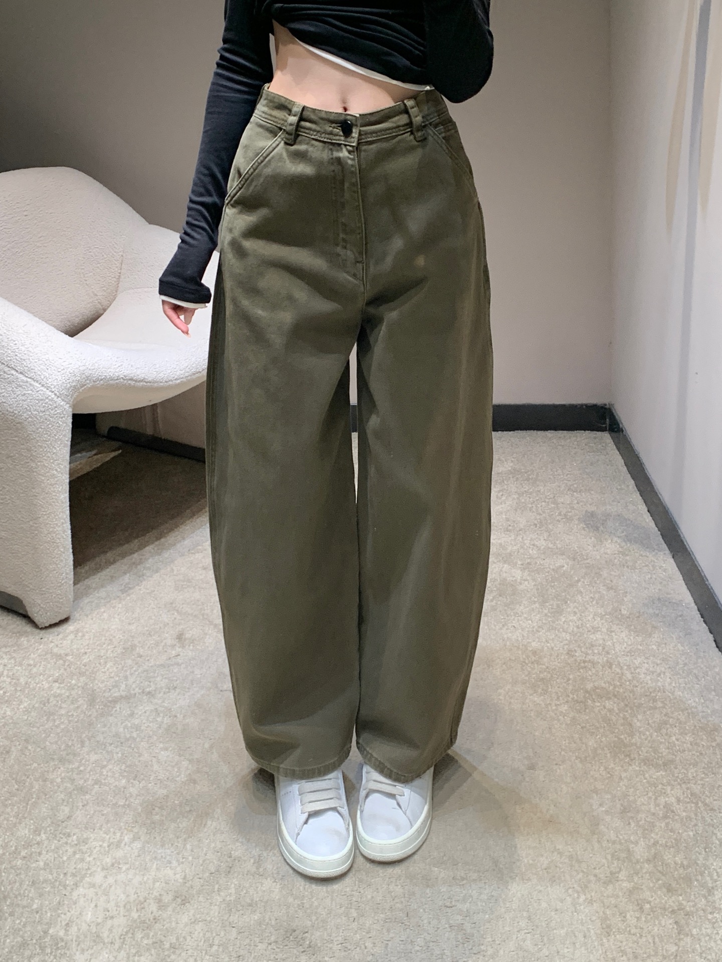 NO:506192,Lema*re 25Fw early autumn new style olive green wide-leg denim trousers | exclusive yb development!  High-end production!  The minimalist silhouette aesthetics, the fabric has undergone special washing process, presenting a retro and old olive green tone, with a texture precipitated by time; the details of the bright thread sewing are low-key and the structural design of the back pocket and side seams make the simple style hidden ingenuity. The walking is full of casual and lazy atmosphere, which is excellent inclusive for all figures. S/M/L is available in stock, alexander wang19860909Lema*re 25Fw早秋新款 橄榄绿阔腿牛仔长裤丨独家yb开发！高版出品！极简主义的廓形美学,面料经过特殊洗水工艺,呈现出复古做旧的橄榄绿调,自带岁月沉淀的质感；明线缝制的细节低调展露工艺,后袋与侧缝的结构设计,让简约版型暗藏层次巧思.行走间自带随性慵懒的氛围感,对各种身材都有着绝佳包容性.现货发售S/M/L,,alexander wang,Women's clothing