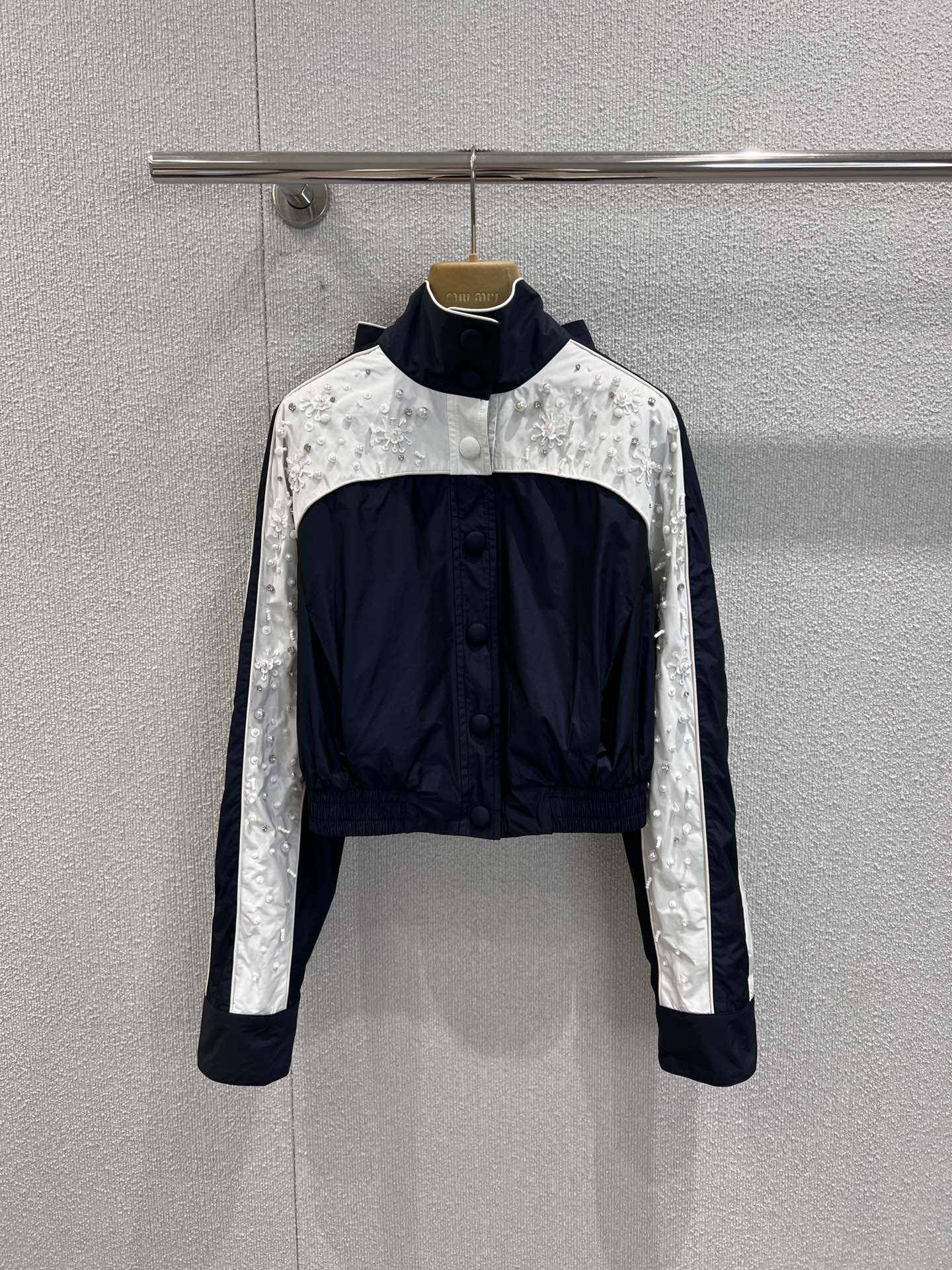 NO:506203,Support replacement Lefam* 25Fw early autumn new color-blocked bow nail bead short jacket jacket | Exclusive high-end production!  The contrasting color splicing of navy blue and milky white, the pearl bead decoration on the side of the sleeve reflects fine light under the light, injecting a delicate tone into the street feeling; the large bow design on the back is a soul footnote of the sweet and cool style, which is tied to the girl's heart, and forms a wonderful balance with the overall cool feeling. S/M/L real-life details pictures are available in stock, Jackets & coats, Jackets & coats, alexander wang19860909支持换款 Lefam* 25Fw早秋新款 拼色蝴蝶结钉珠短款夹克外套丨独家高版出品！藏青与奶白的撞色拼接,衣袖侧边的珍珠钉珠装饰,在光线下折射出细碎光芒,为街头感注入精致腔调；后背的大蝴蝶结设计,则是甜酷风格的灵魂注脚,系出少女心的同时,又与整体的飒爽感形成奇妙平衡.现货发售S/M/L实拍细节图,,jackets & coats,jackets & coats,alexander wang,Women's clothing