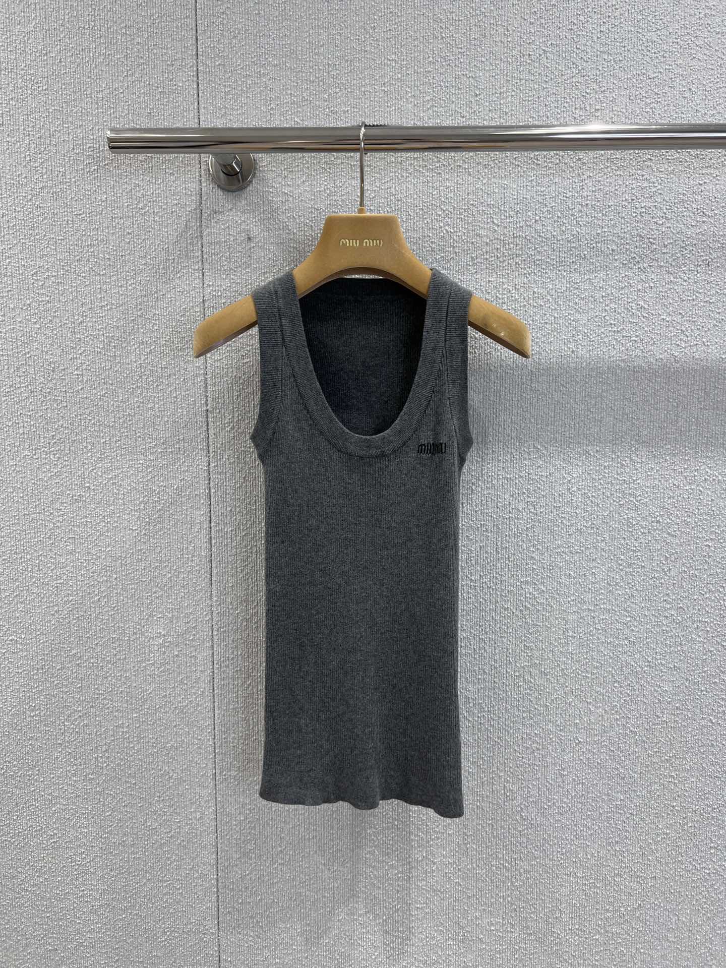 NO:506850,Support replacement Miumi* 25FW early autumn new model versatile logo embroidered sleeveless knitted vest | Exclusive yb development!  High-end production!  Use delicate knitted fabrics, gray color tuning comes with high-end filters, and classic U-neck design to modify the shoulder and neck lines, which combines the girl's delicacy and neatness of the shoulder and neck; the brand logo embroidery on the left chest is the finishing touch, low-key and precise anchoring the high-end identity, allowing a vest to jump out of the 'basic inner wear' frame and become the style seal of the shape. S/M/L real-life details pictures, miumiu, alexander wang19860909支持换款 Miumi* 25FW早秋新款 百搭徽标刺绣无袖针织背心丨独家yb开发！高版出品！选用细腻针织面料,灰调色系自带高级滤镜,经典U领设计修饰肩颈线条,把少女的娇俏与肩颈的利落感揉成一体；左胸的品牌徽标刺绣是点睛之笔,低调又精准地锚定高奢身份,让一件背心跳出“基础内搭”的框架,成为造型的风格印章.现货发售S/M/L实拍细节图,,miumiu,alexander wang,Women's clothing