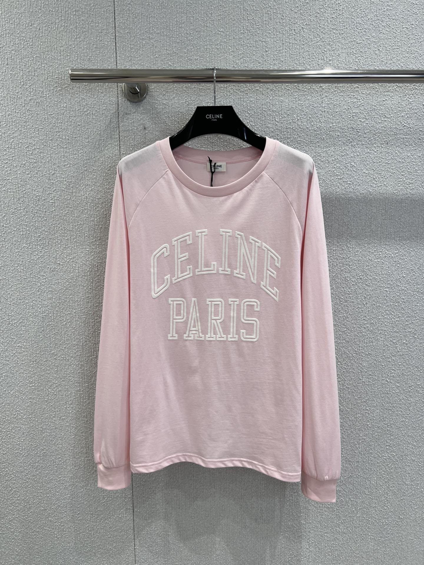 NO:506215,Support replacement Celin* 25Fw early autumn new style letter printed long-sleeved T-shirt | Exclusive high-end product!  It outlines a relaxed feeling with minimalist silhouettes. The classic letter printing adopts three-dimensional imprinting technology, which presents a layered visual effect on pure cotton fabrics of navy blue or soft powder. It is simple but has high luxury recognition. S/M/L real-life detailed pictures are available in stock, celine,tees, t-shirt,alexander wang19860909支持换款 Celin* 25Fw早秋新款 字母印花长袖T恤丨独家高版出品！它以极简廓形勾勒松弛感,经典的字母印花采用立体压印工艺,在藏蓝或柔粉的纯棉面料上呈现出富有层次的视觉效果,简约却自带高奢辨识度.现货发售S/M/L实拍细节图,,celine,tees，t-shirt,alexander wang,Women's clothing