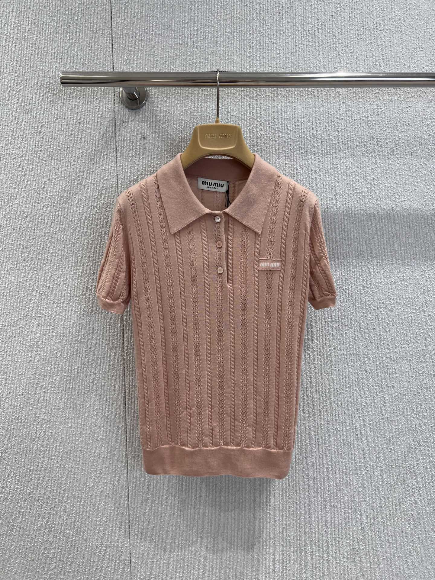 NO:506228,Support replacement Miumi* 25Fw early autumn new cashmere short-sleeved knitted POLO top | Exclusive yb development!  High-end production!  The soft cashmere fabric comes with a gentle filter, the classic POLO collar + button design is the logo of the retro college style, while the full-body three-dimensional cork knitting is a Miu style ingenuity, the delicate patterns ripples in layers under the light and shadow, making the cashmere luxurious feel more breathable. The brand logo on the left chest is low-key and precisely anchored to the high-end identity, allowing this top to jump out of the 'basic knitting' frame and become the style seal of the shape. S/M/L real-life details pictures, miumiu, T-shirt, alexander wang19860909支持换款 Miumi* 25Fw早秋新款 羊绒短袖针织POLO上衣丨独家yb开发！高版出品！柔和的羊绒面料自带温柔滤镜,经典POLO领+纽扣设计是复古学院风的标识,而全身立体绞花针织则是Miu式巧思,细腻纹路在光影下漾出层次,把羊绒的奢感衬得更具呼吸感.左胸的品牌徽标小标,低调又精准地锚定高奢身份,让这件上衣跳出“基础针织”的框架,成为造型的风格印章.现货发售S/M/L实拍细节图,,miumiu,T-shirt,alexander wang,Women's clothing