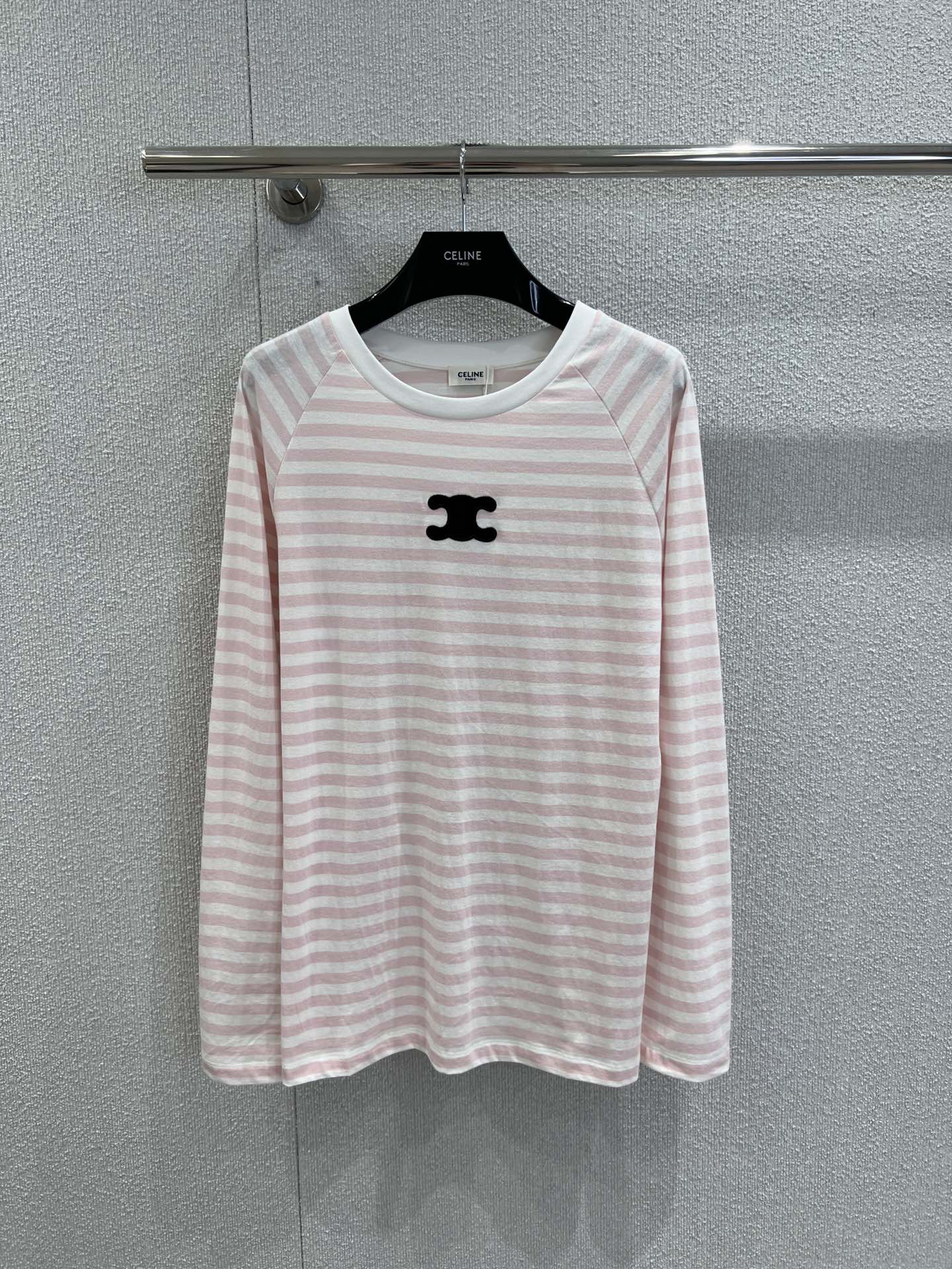 NO:506829,Support replacement Celin* 25Fw early autumn new style Arc de Triomphe micro-label contrast striped long-sleeved T-shirt | Exclusive high-end product!  Selected skin-friendly cotton fabrics, blue and white and pink and white contrasting stripes are the visual memory of the classic sea soul shirt, and the black Arc de Triomphe on the chest is his identity seal - the simple embroidery process allows the logo and striped texture to naturally blend, retaining the exquisiteness of the French brand, and eliminating the high-end sense of distance. The ragdoll sleeves style modifies the shoulder line, the loose silhouette is suitable for various body shapes, and there is no sense of restraint in daily wear. S/M/L real-life details pictures, celine,tees, t-shirt, alexander wang19860909支持换款 Celin* 25Fw早秋新款 凯旋门微标撞色条纹长袖T恤丨独家高版出品！精选亲肤棉感面料,蓝白、粉白撞色条纹是经典海魂衫的视觉记忆,胸前黑色凯旋门微标则是他家的身份印章——简约刺绣工艺让标识与条纹肌理自然融合,既保留了法式品牌的精致感,又消解了高奢的距离感.插肩袖版型修饰肩线,宽松廓形适配各种身形,日常穿搭毫无束缚感.现货发售S/M/L实拍细节图,,celine,tees，t-shirt,alexander wang,Women's clothing