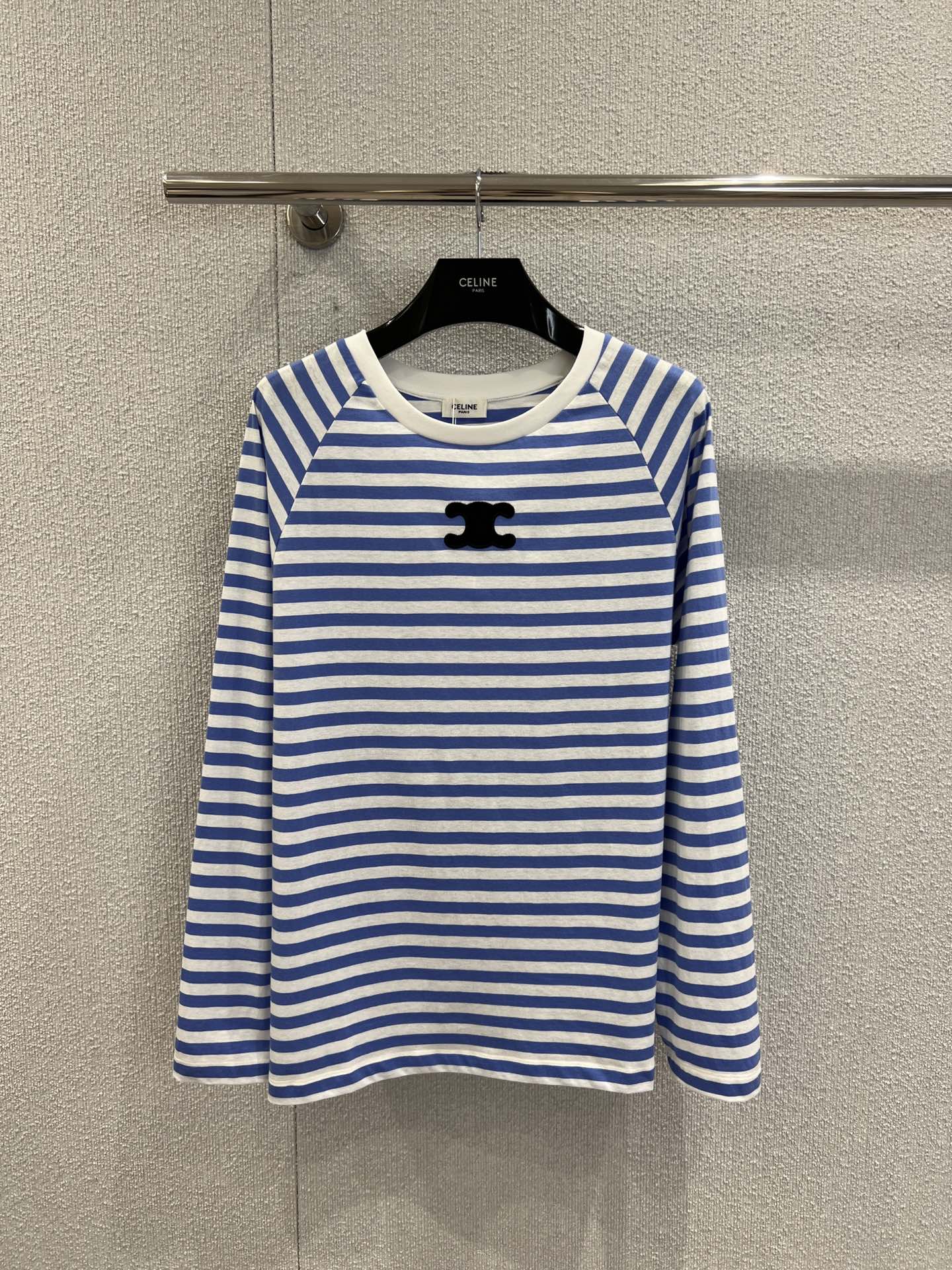 NO:506820,Support replacement Celin* 25Fw early autumn new style Arc de Triomphe micro-label contrast striped long-sleeved T-shirt | Exclusive high-end product!  Selected skin-friendly cotton fabrics, blue and white and pink and white contrasting stripes are the visual memory of the classic sea soul shirt, and the black Arc de Triomphe on the chest is his identity seal - the simple embroidery process allows the logo and striped texture to naturally blend, retaining the exquisiteness of the French brand, and eliminating the high-end sense of distance. The ragdoll sleeves style modifies the shoulder line, the loose silhouette is suitable for various body shapes, and there is no sense of restraint in daily wear. S/M/L real-life details pictures, celine,tees, t-shirt, alexander wang19860909支持换款 Celin* 25Fw早秋新款 凯旋门微标撞色条纹长袖T恤丨独家高版出品！精选亲肤棉感面料,蓝白、粉白撞色条纹是经典海魂衫的视觉记忆,胸前黑色凯旋门微标则是他家的身份印章——简约刺绣工艺让标识与条纹肌理自然融合,既保留了法式品牌的精致感,又消解了高奢的距离感.插肩袖版型修饰肩线,宽松廓形适配各种身形,日常穿搭毫无束缚感.现货发售S/M/L实拍细节图,,celine,tees，t-shirt,alexander wang,Women's clothing