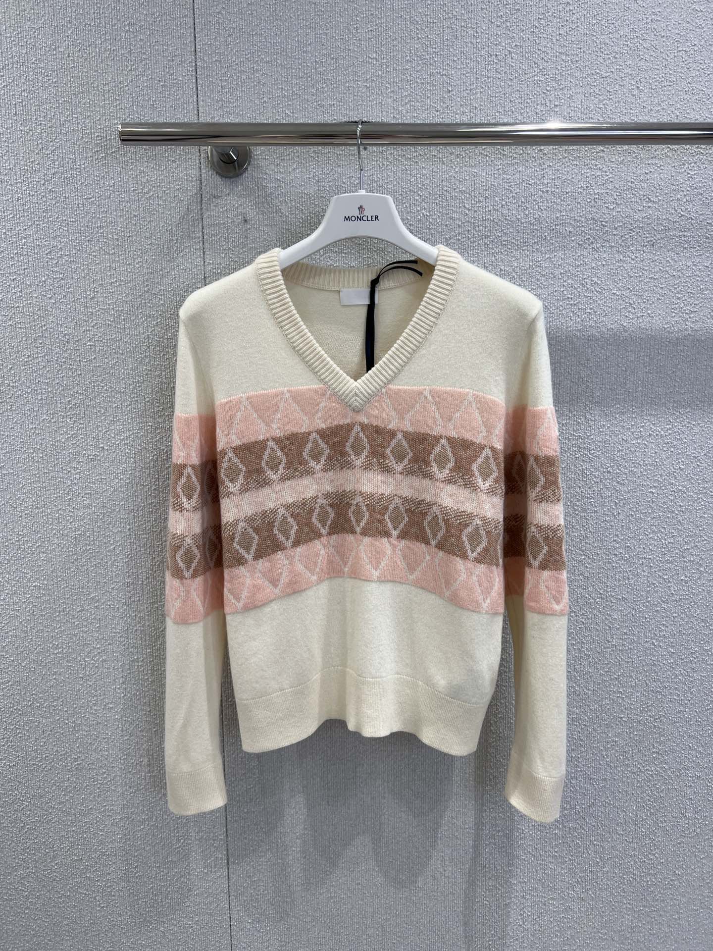 NO:506235,Support replacement Moncl*r 25Fw early autumn new style diamond wool V-neck knitted sweater丨Exclusive high-end production!  Use delicate wool fabrics, which are both warm and skin-friendly; the classic V-neck design modifies the neck lines, making it more neat and elegant visually. The diamond jacquard on the chest is the finishing touch - the iconic outdoor aesthetics are inspired, and the geometric patterns are clearly layered in the contrasting colors of beige and nude powder and brown. They have both the gentle tone of knitted items and the functional genes of the brand, making the 'high-end sense' no longer monotonous. S/M/L real-life details pictures, sweaters, alexander wang19860909支持换款 Moncl*r 25Fw早秋新款 菱格羊毛V领针织毛衣丨独家高版出品！选用细腻羊毛面料,保暖性与亲肤感兼备；经典V领设计修饰颈部线条,视觉上更显利落大气.胸前的菱格提花是点睛之笔——标志性的户外美学为灵感,几何纹路在米白与裸粉、棕调的撞色中层次分明,既有针织单品的温柔腔调,又暗藏品牌的机能基因,让“高级感”不再单调.现货发售S/M/L实拍细节图,,sweaters,alexander wang,Women's clothing